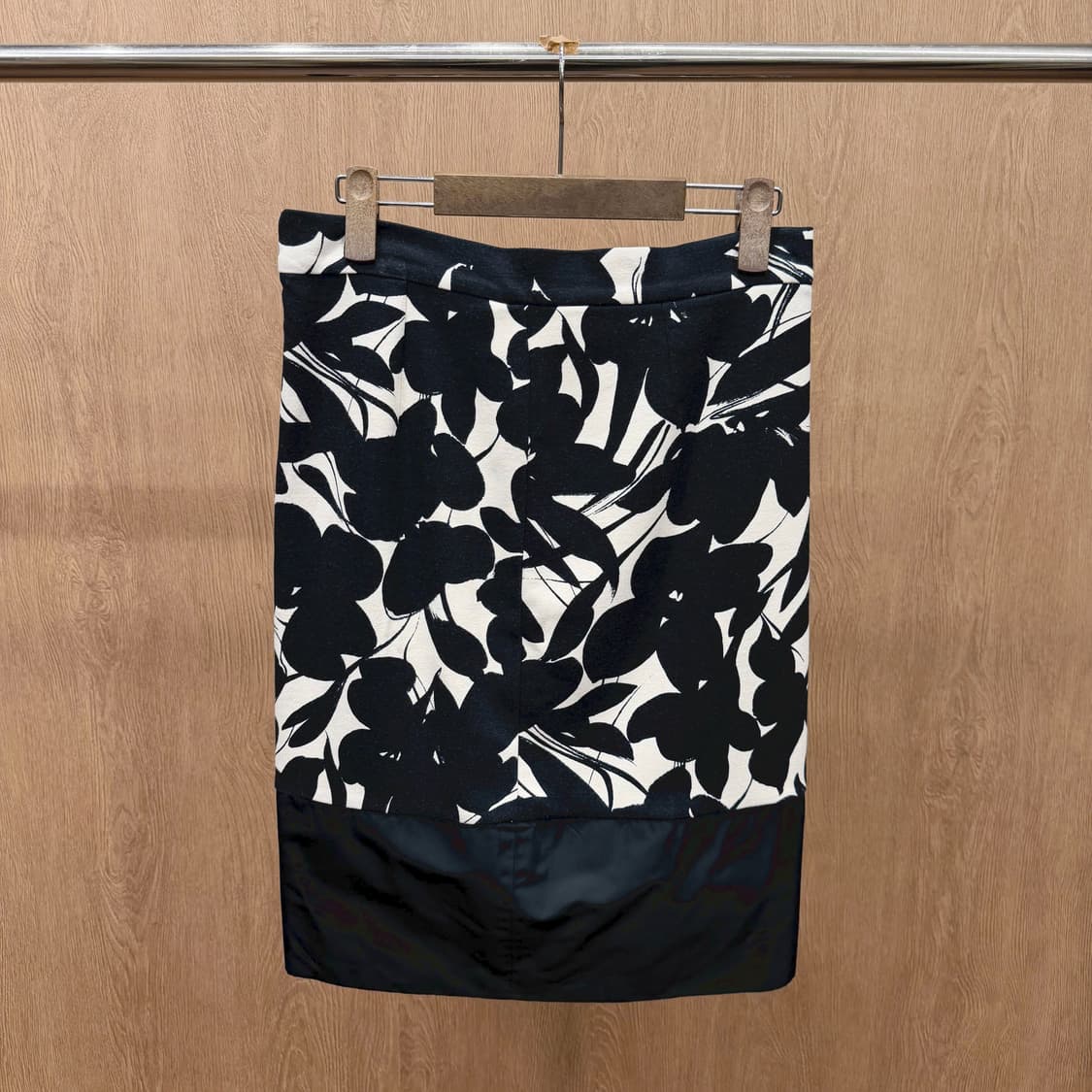 막스마라 미디 스커트 플로럴 프린팅 리본 스트랩 타이 디테일 H라인 블랙 상품이미지3