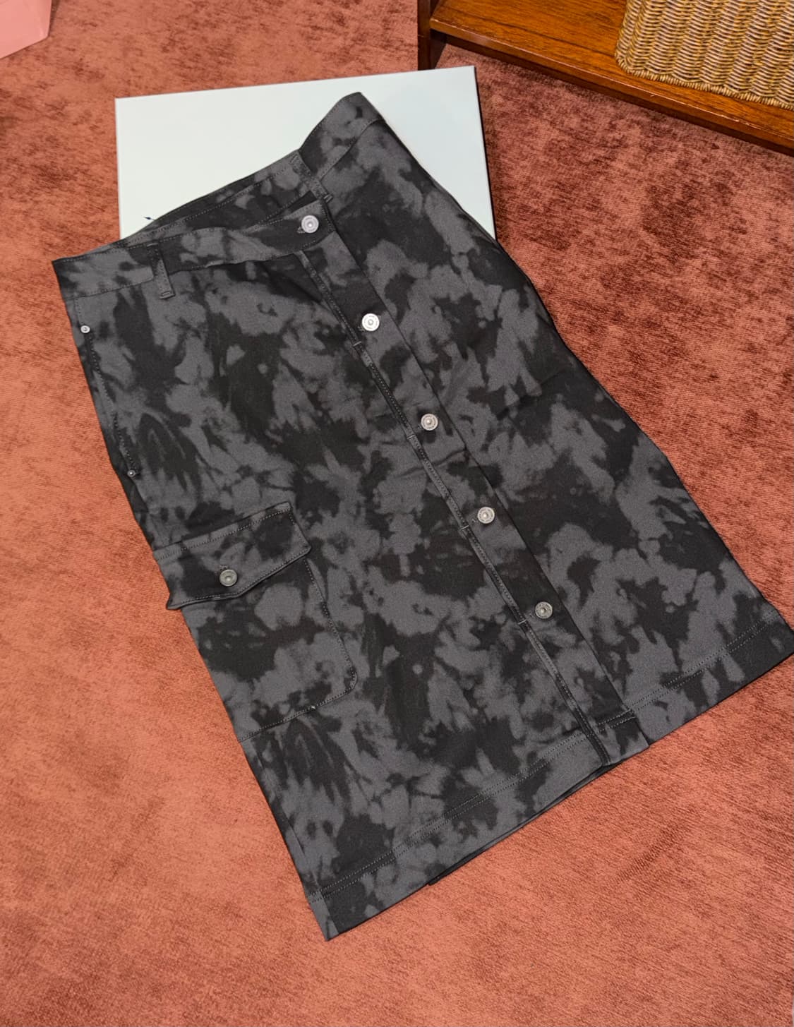 메종미네드 MAISON MINED] 랩 스커트 블랙 카모 패턴 상품이미지1