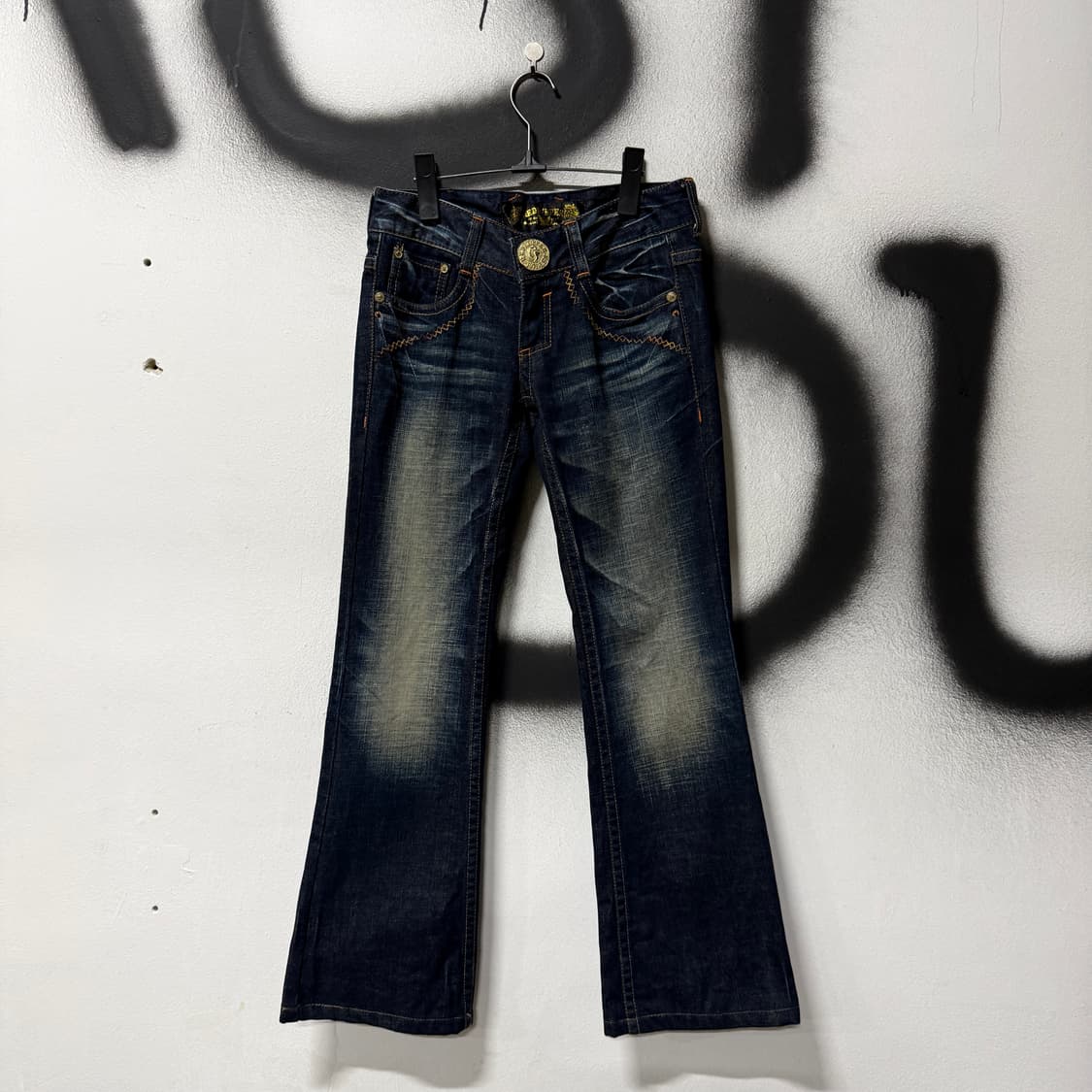 Red Pepper 레드 페퍼 펑크 자수 워싱 디테일 부츠컷 데님 팬츠 상품이미지2