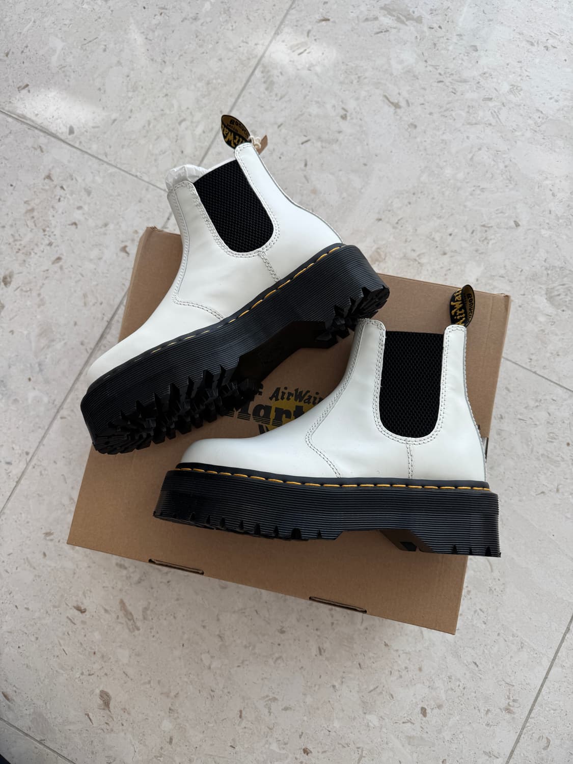 닥터마틴 화이트 첼시부츠 uk 4 새상품 Ssense 구매후 보관만 한  상품이미지1