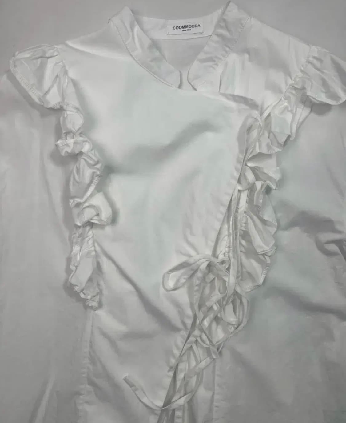 buttonless frill shirt 프릴 셔츠 상품이미지5