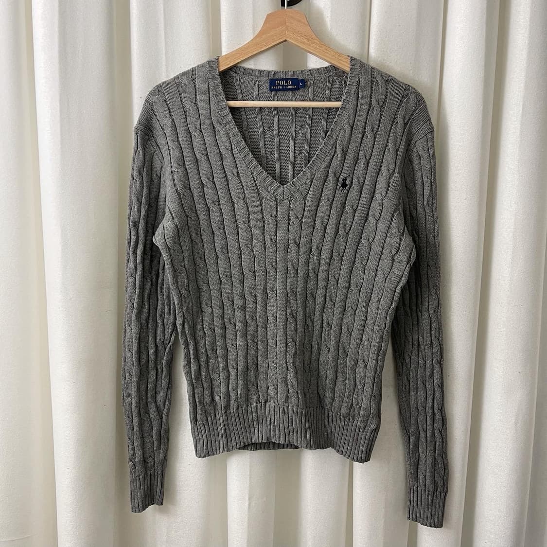 폴로 그레이 꽈배기 브이넥 니트 상품이미지1