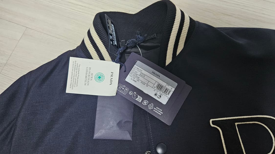 [S] 24FW 프라다 모헤어 울 봄버 바시티 자켓 패치 네이비 상품이미지2