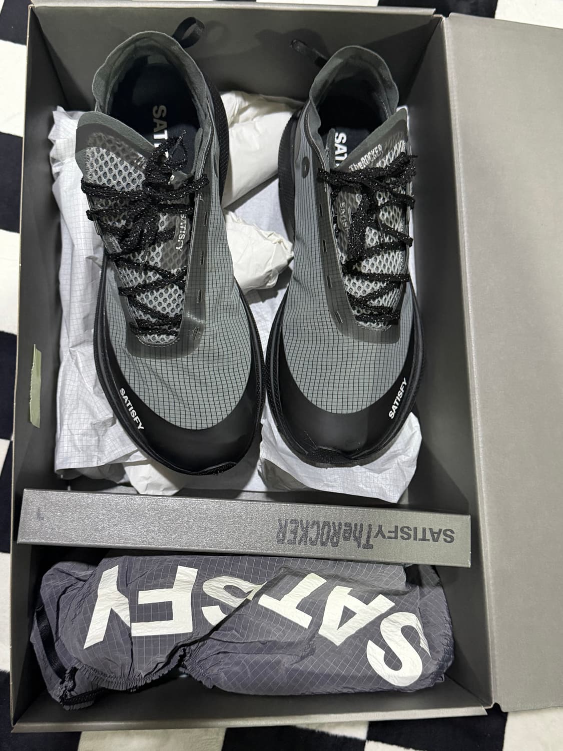 새티스파이 더 라커 쉐도우 러닝화 상품이미지1