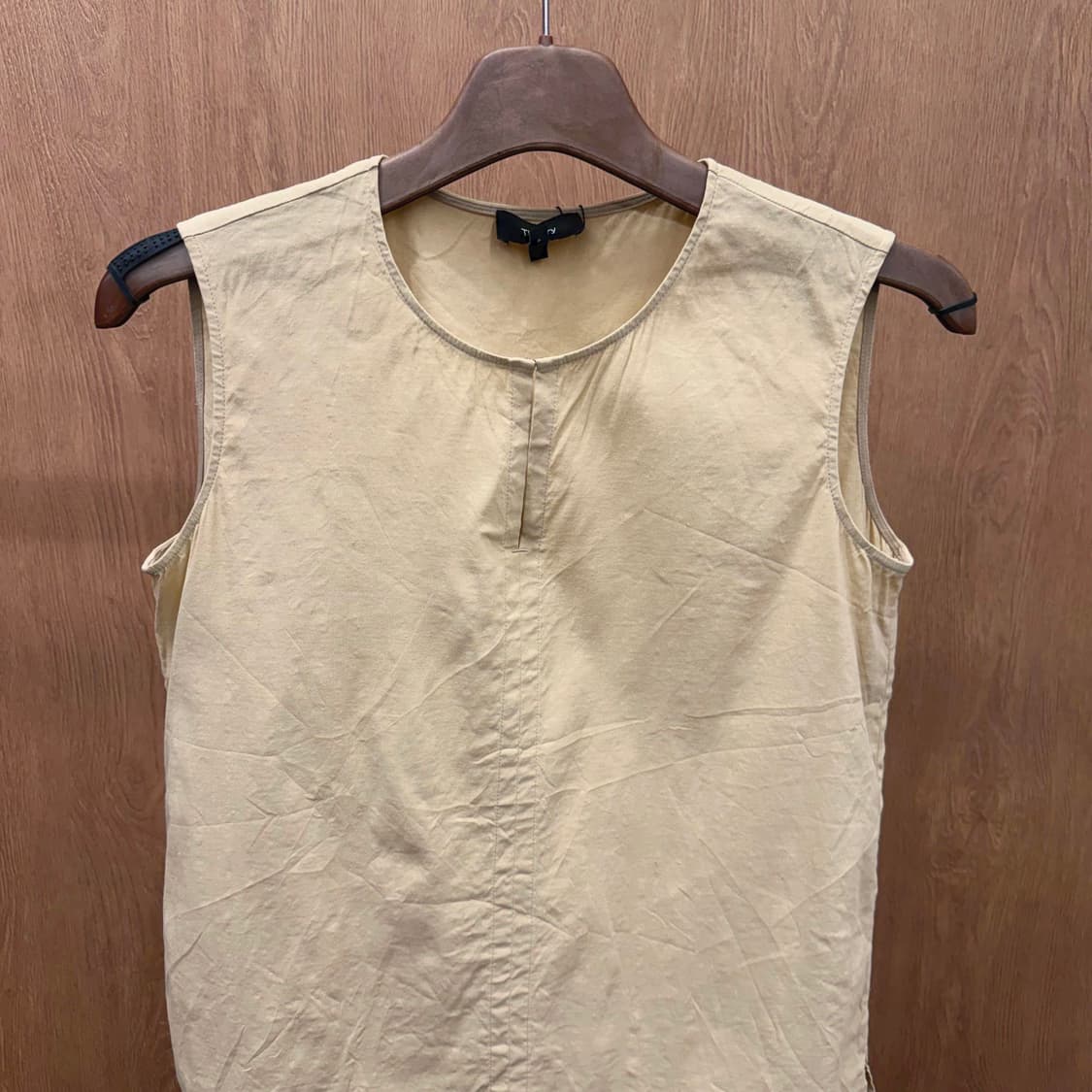 띠어리 린넨 라운드넥 슬리브리스 블라우스 사이드 슬릿 디테일 베이지 상품이미지4