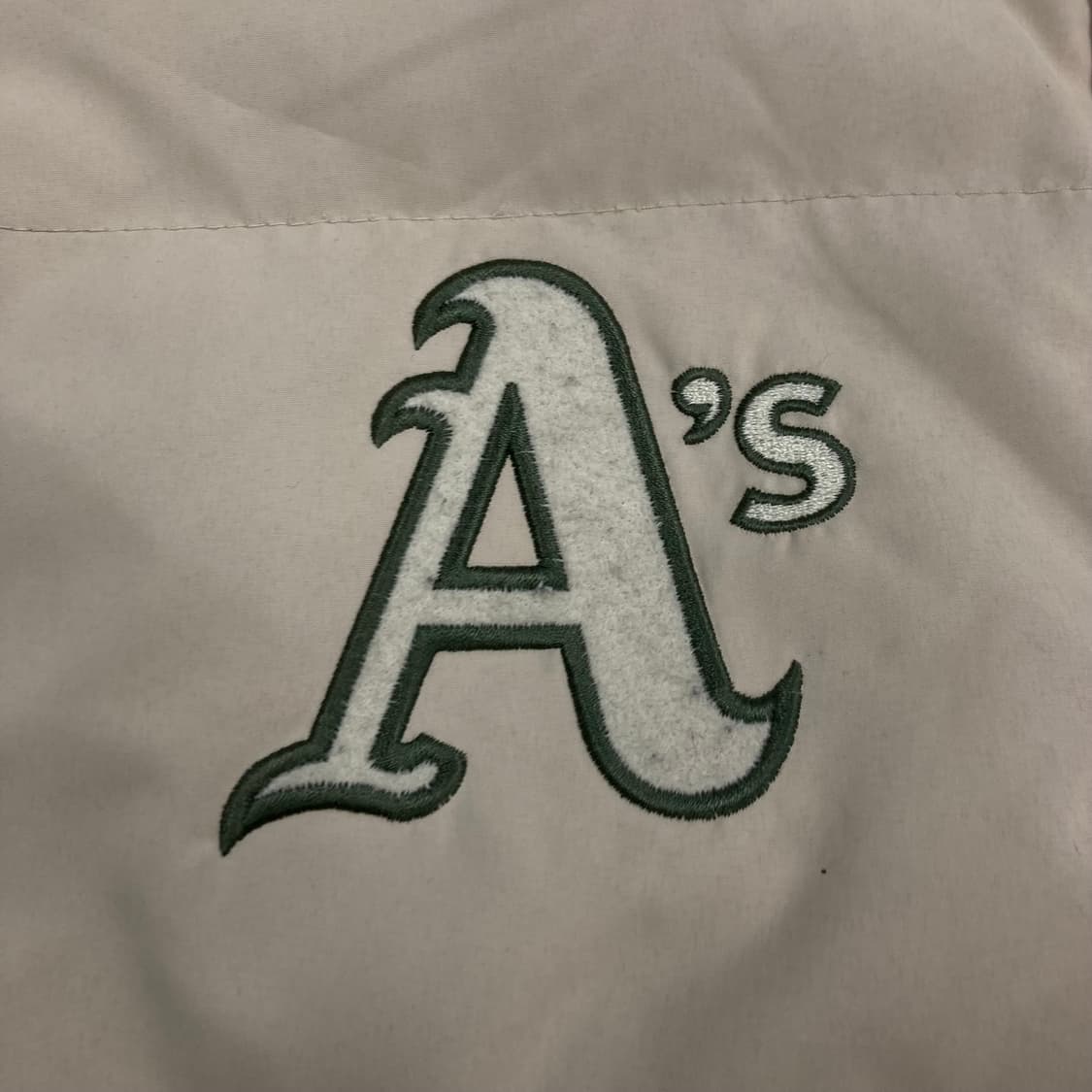 WWS 베이지 컬러 오클랜드 애슬레틱스 로고 푸퍼 패딩 상품이미지2