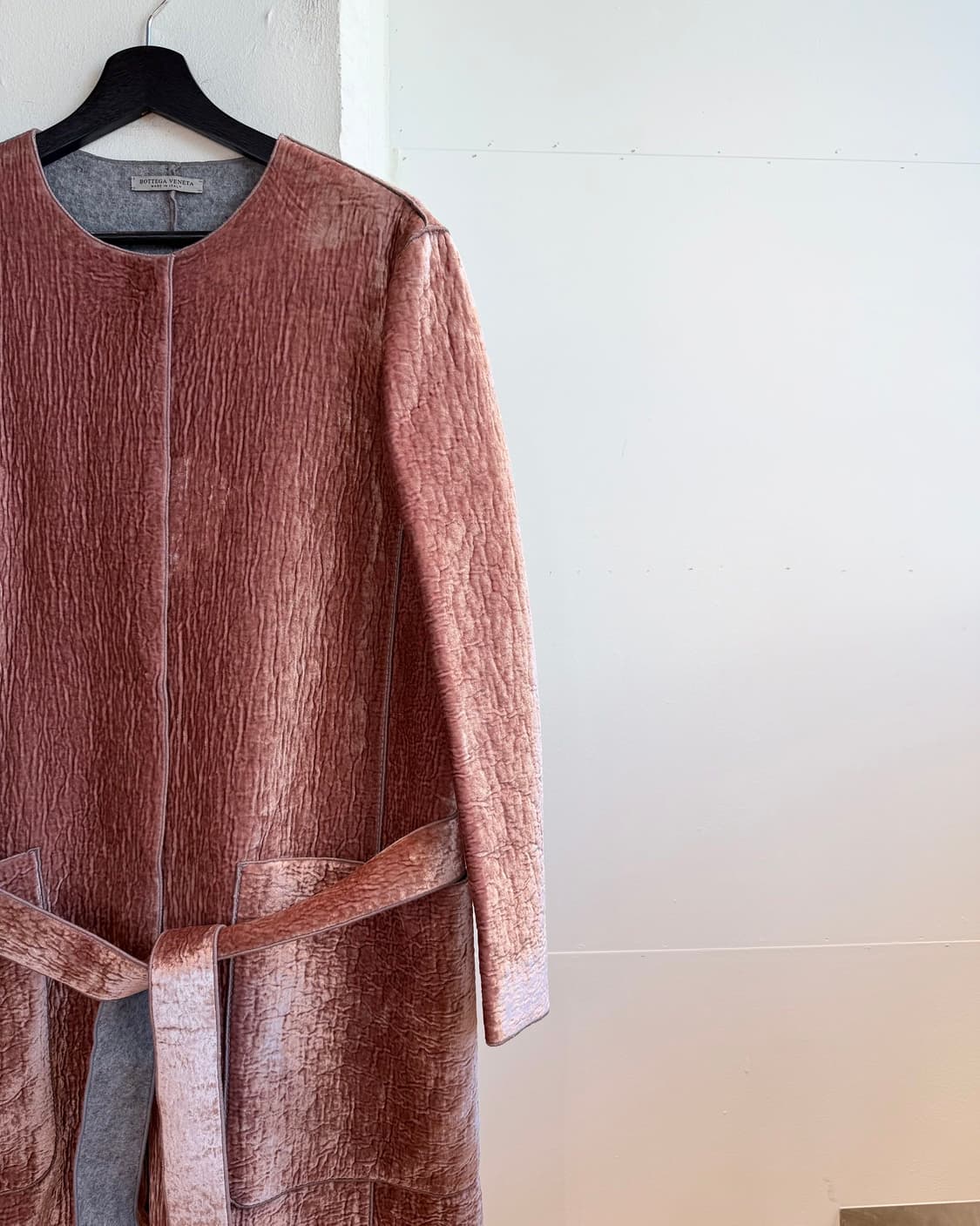 보테가 베네타 핑크 벨벳 벨티드 코트  상품이미지5