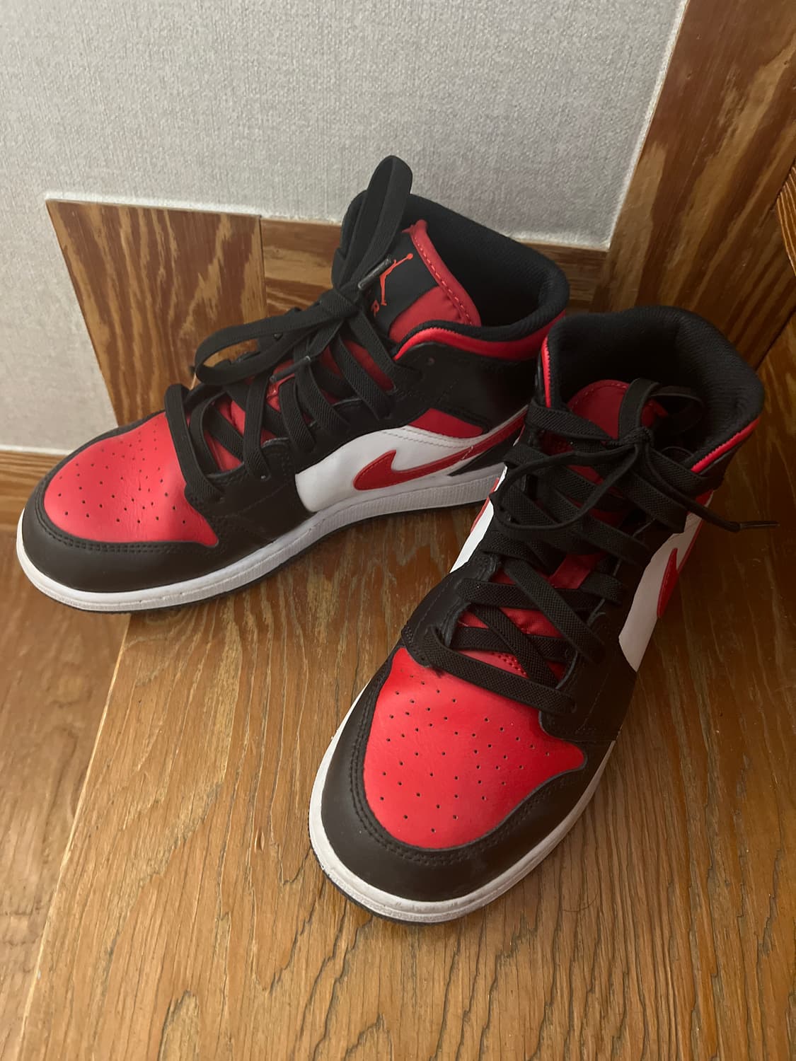 조던 1 미드 블랙 파이어 레드 240 상품이미지1