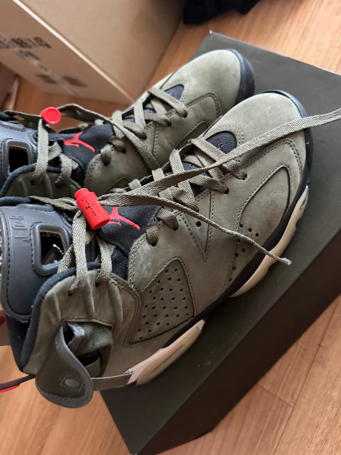 나이키 조던6 x 트래비스스캇 올리브 상품이미지3