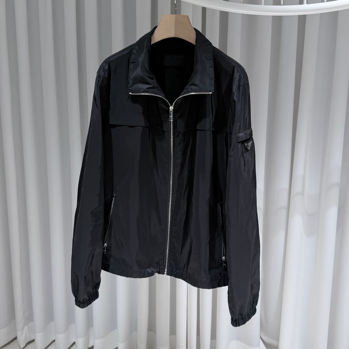 (S+/58) / 프라다 삼각로고 나일론 블랙 바람막이 상품이미지2