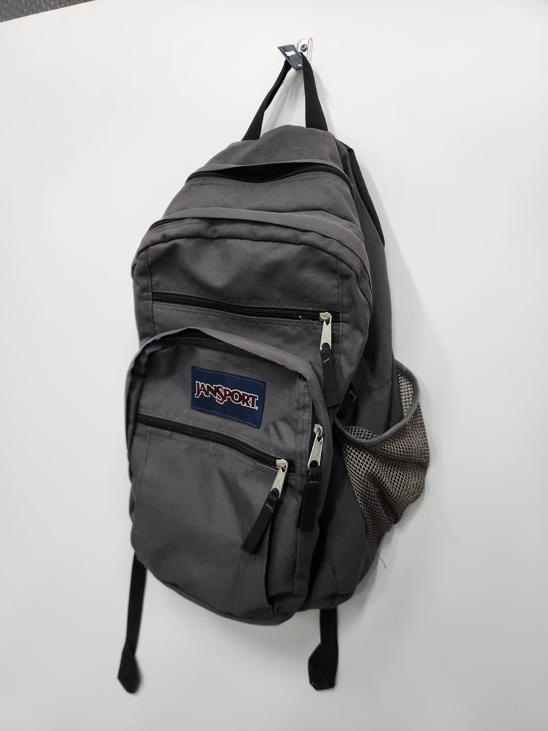 Jansport 그레이 백팩 상품이미지2