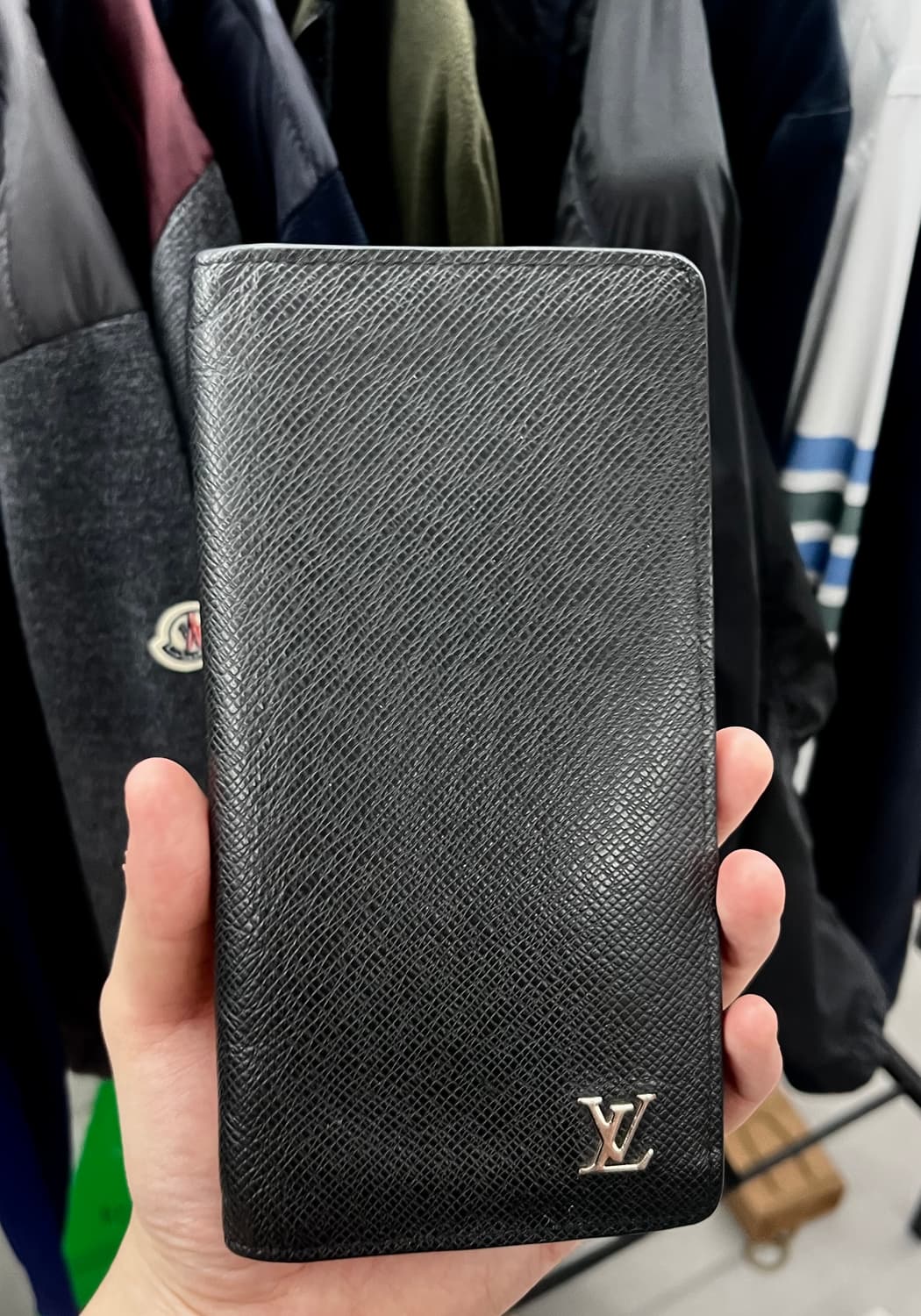 루이비통 타이가 레더 브라짜 장지갑 상품이미지1