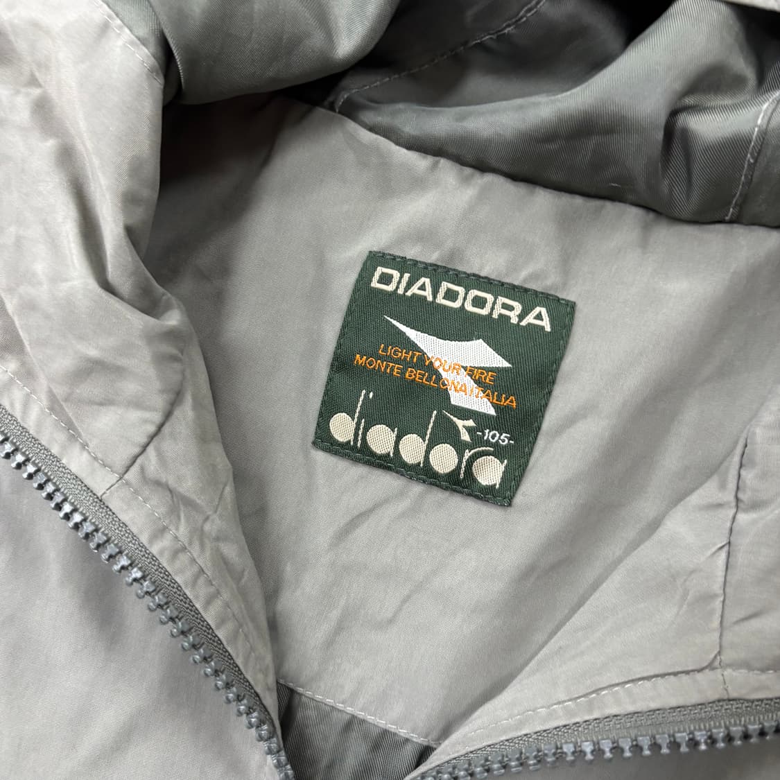 디아도라 올드스쿨 스몰로고 바람막이 상품이미지3