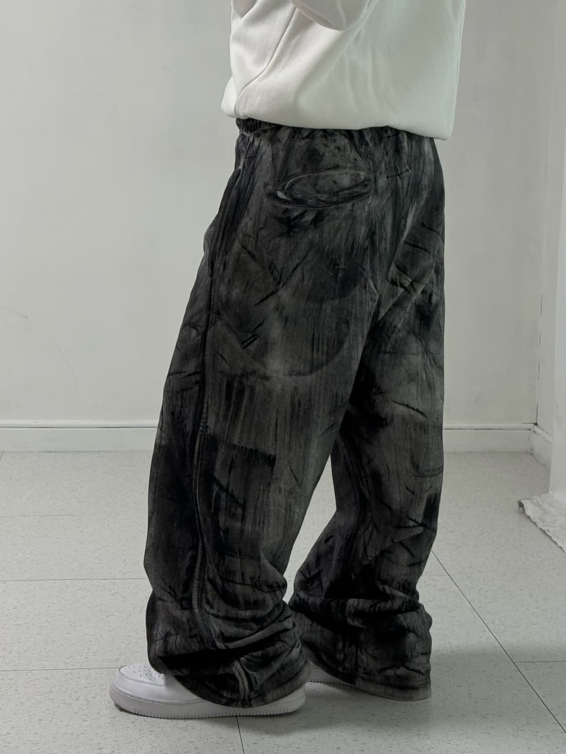 언더마이카 러프 오일 코팅 스웻팬츠 상품이미지3