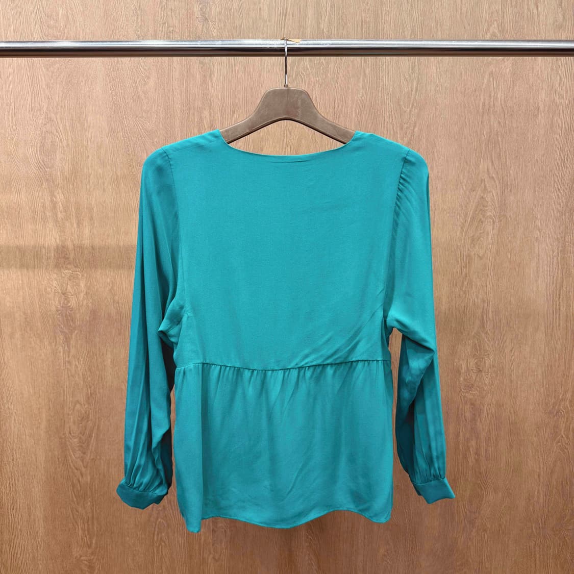 마쥬 브이넥 블라우스 셔링 소매 버튼 디테일 플레어 핏 그린 상품이미지3