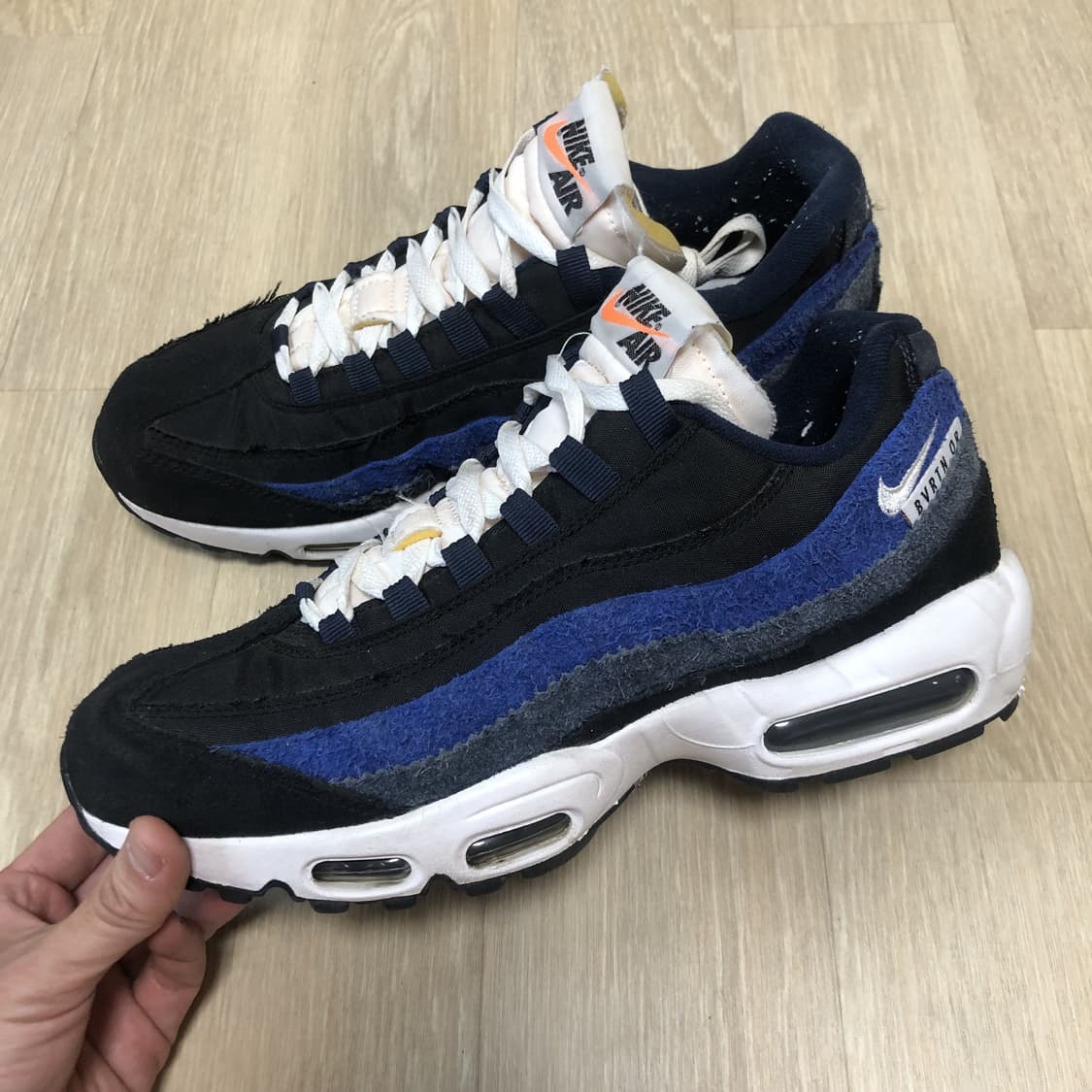 (280) 나이키 NIKE 에어맥스 95 SE 러닝 클럽 블랙 딥 로얄  상품이미지1