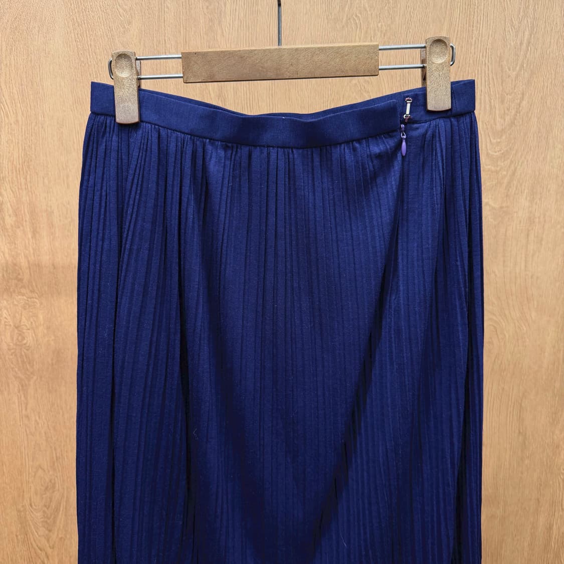 미스 끌로에 라운드넥 블라우스 A라인 미디 스커트 플리츠 디테일 딥 퍼플 상품이미지10