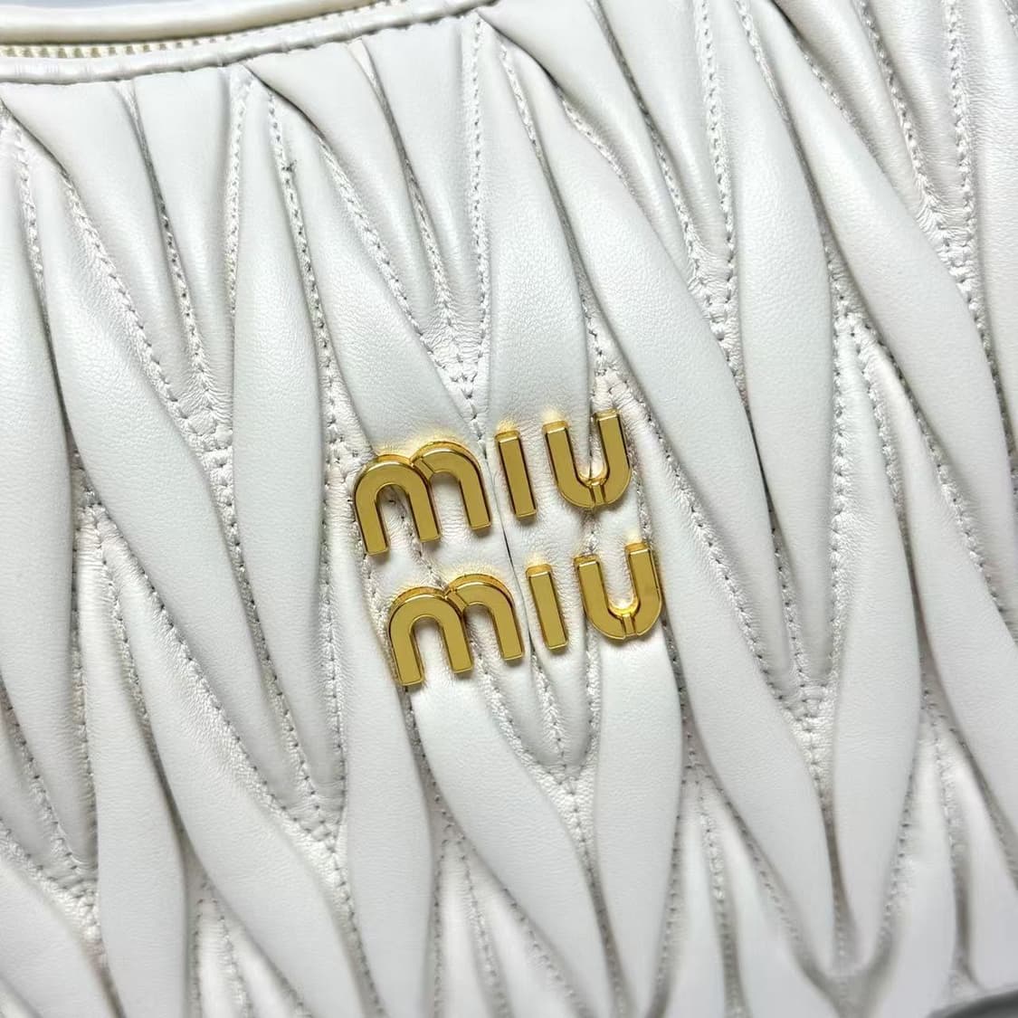 미우 미우 원더 마틀라세 나파 레더 호보백 화이트 상품이미지8