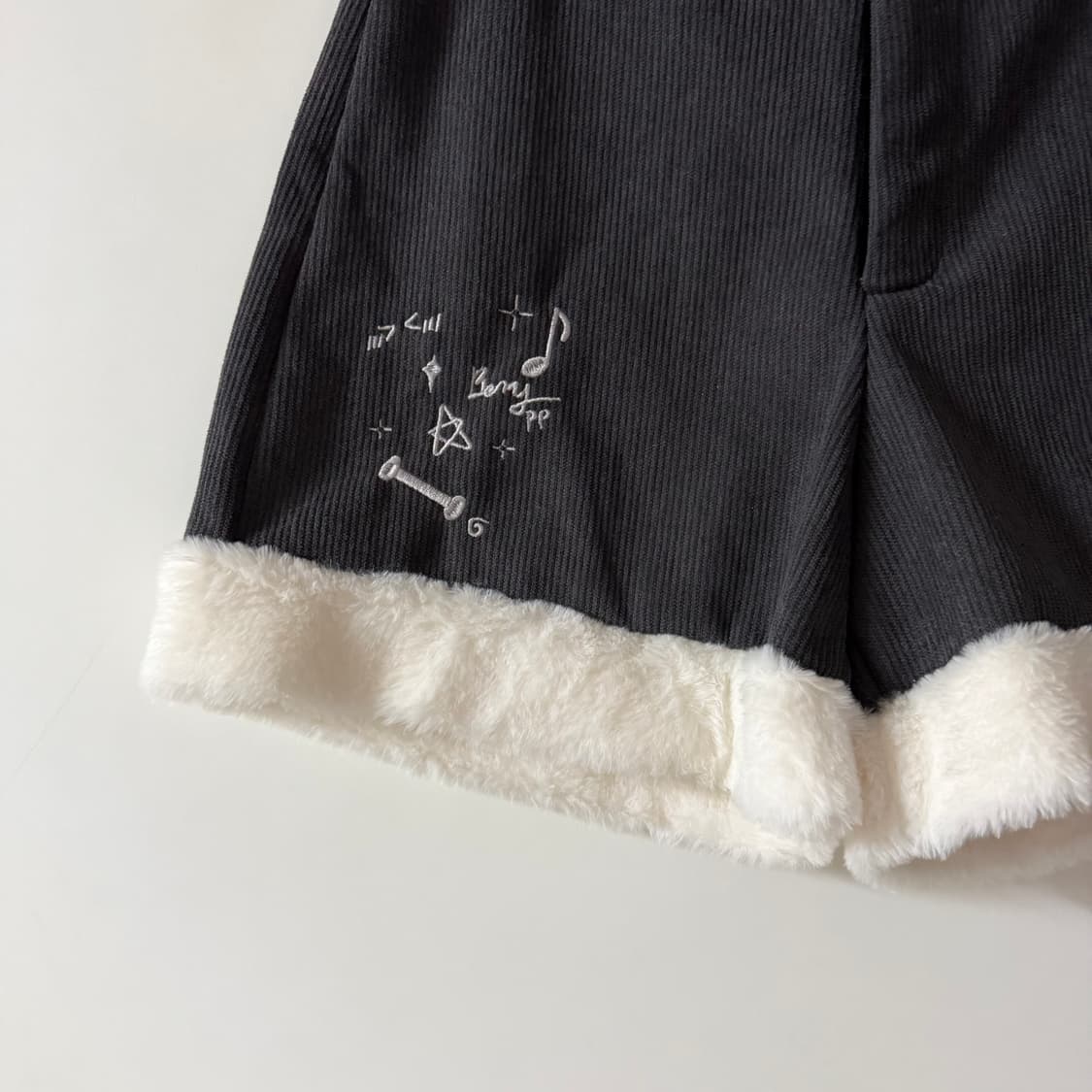 새상품 여자 밑단 퍼 코듀로이 반바지 S 상품이미지2