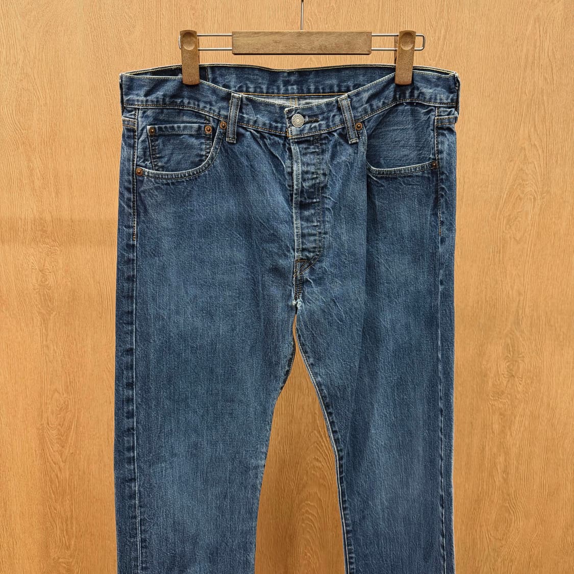 리바이스 데님 팬츠 로고 버튼 레드 탭 버튼 클로징 디테일 중청 상품이미지4