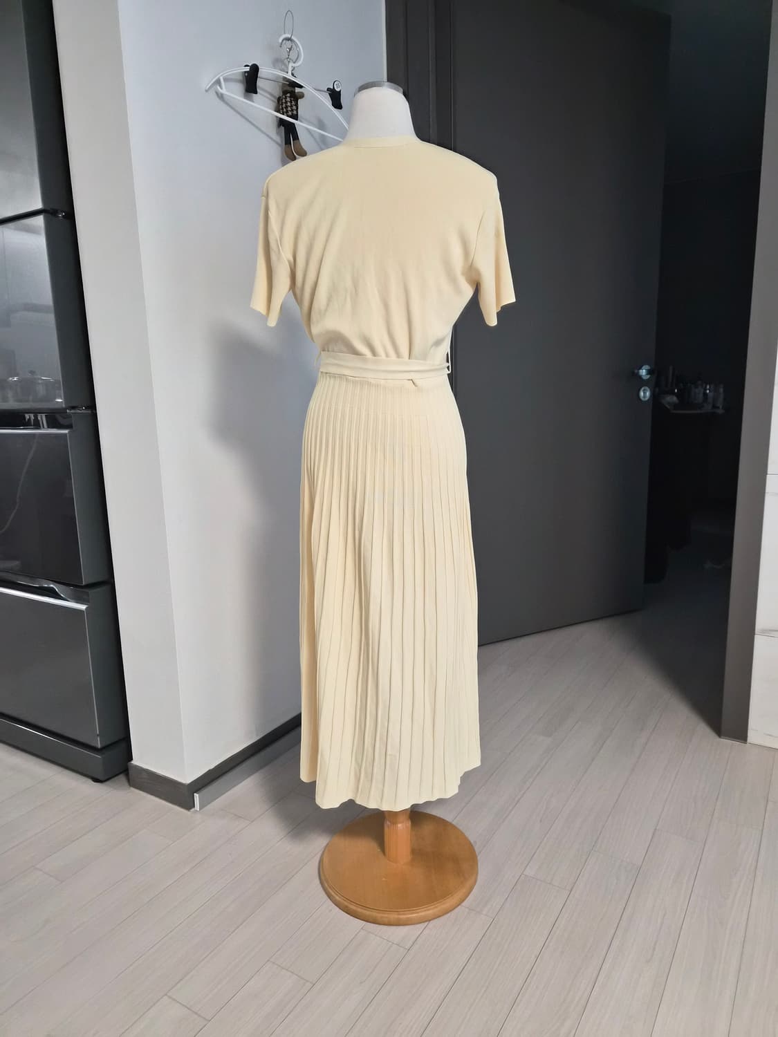 새상품 레몬 베이지 플리츠 니트 원피스 (벨트 포함) 상품이미지4