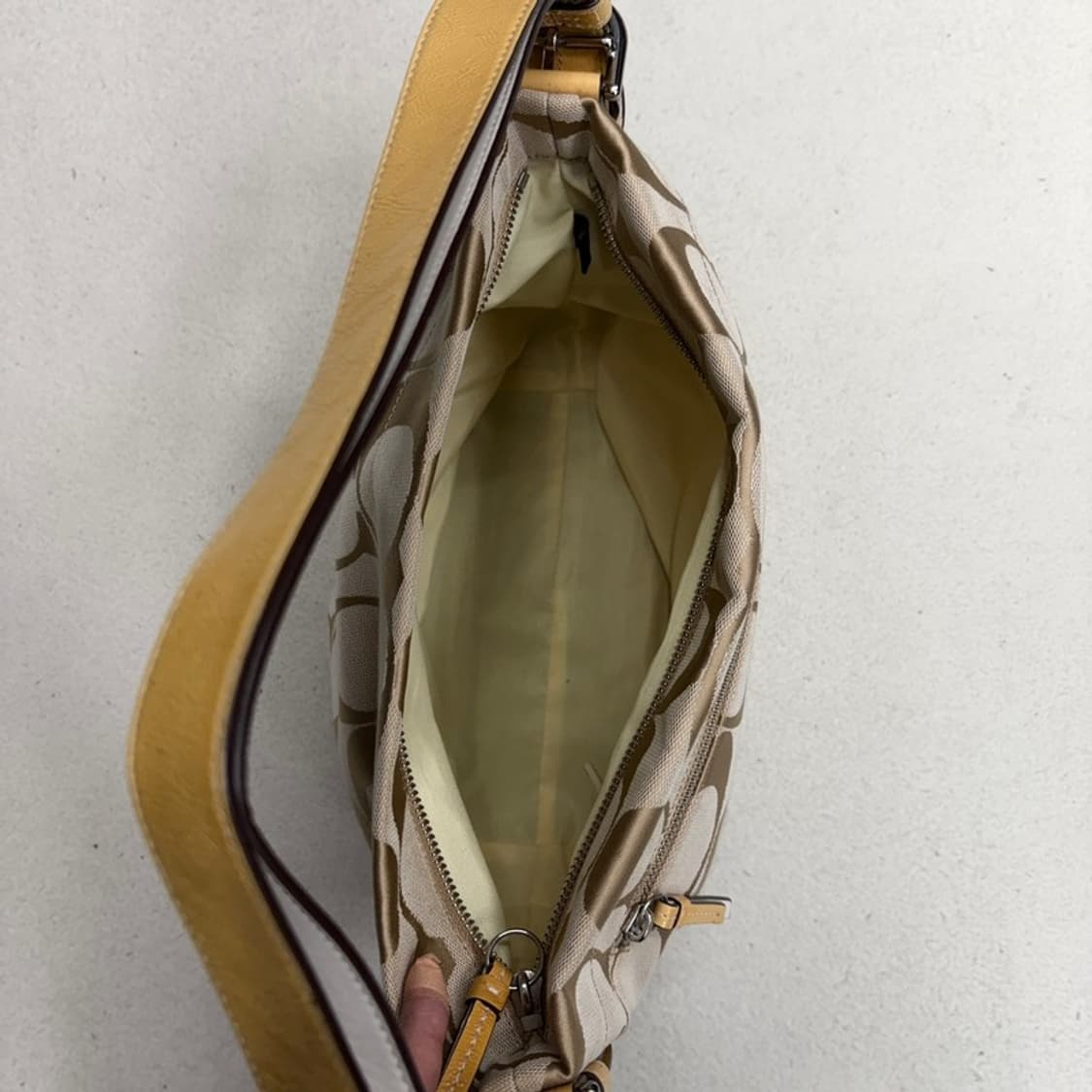 COACH 시그니처 캔버스 숄더백 상품이미지6