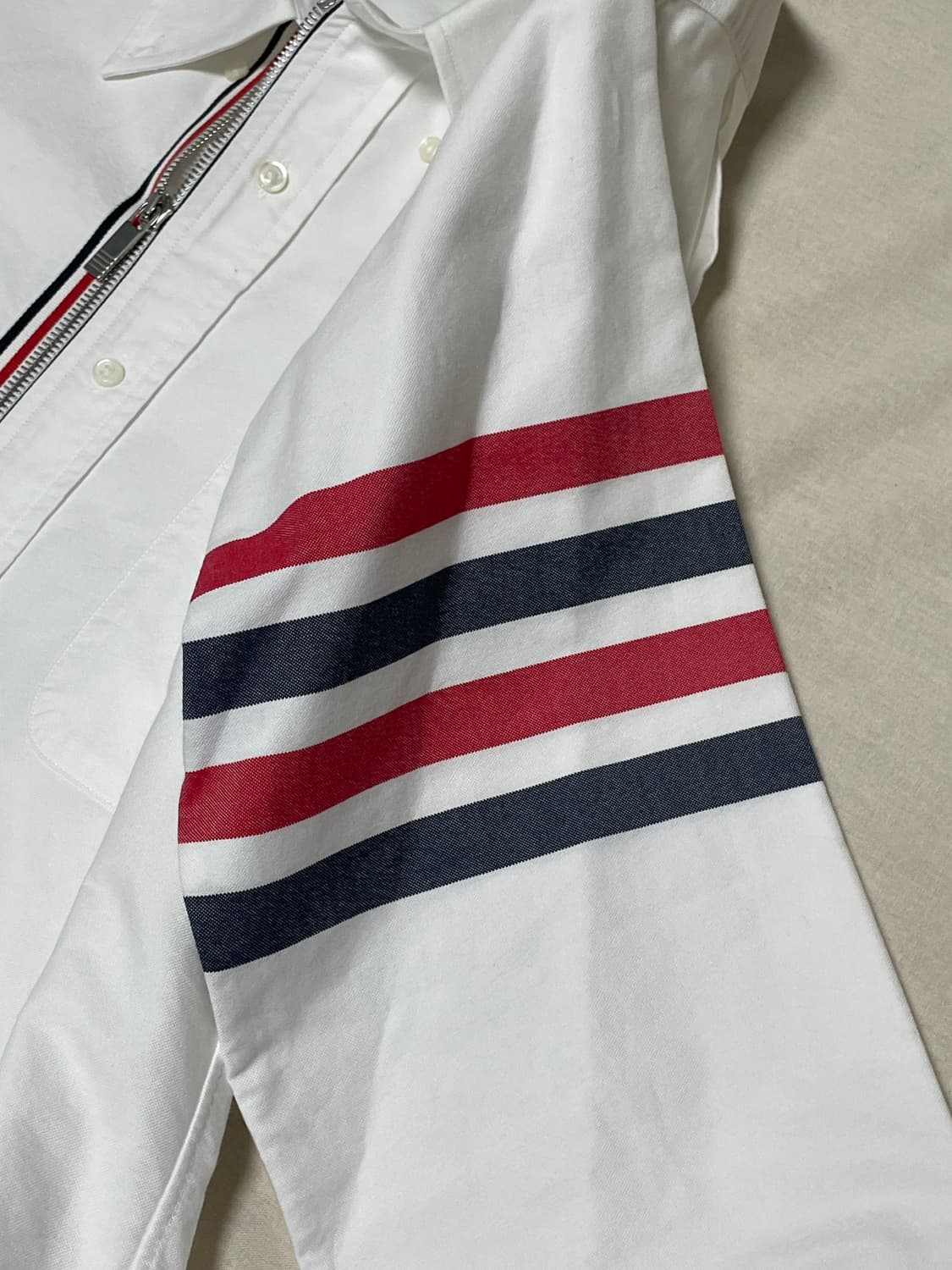 톰브라운 사선완장 지퍼 포켓 셔츠 자켓 [4] 상품이미지6