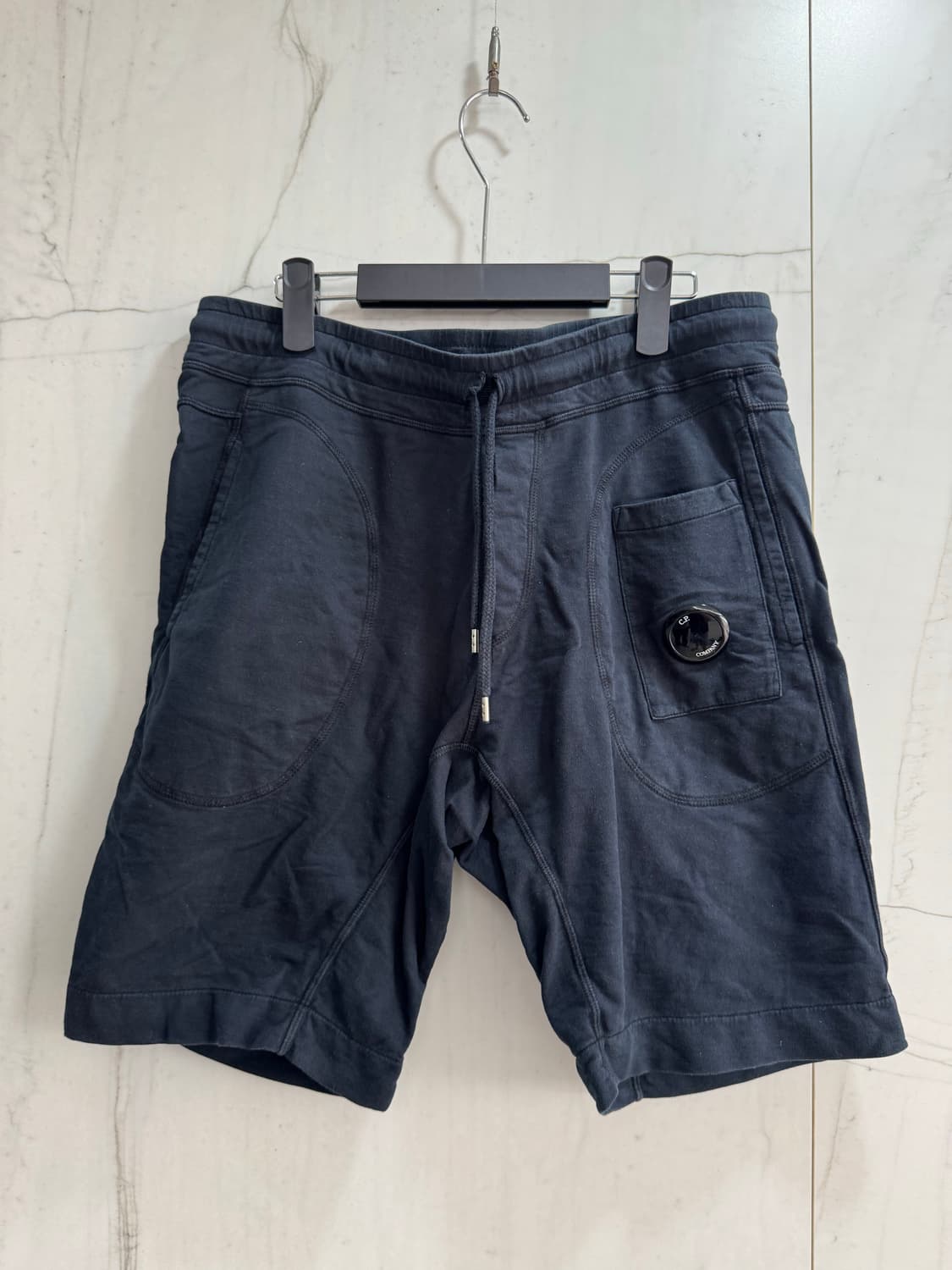 C.P. COMPANY 렌즈 디테일 스웨트 쇼츠 상품이미지1