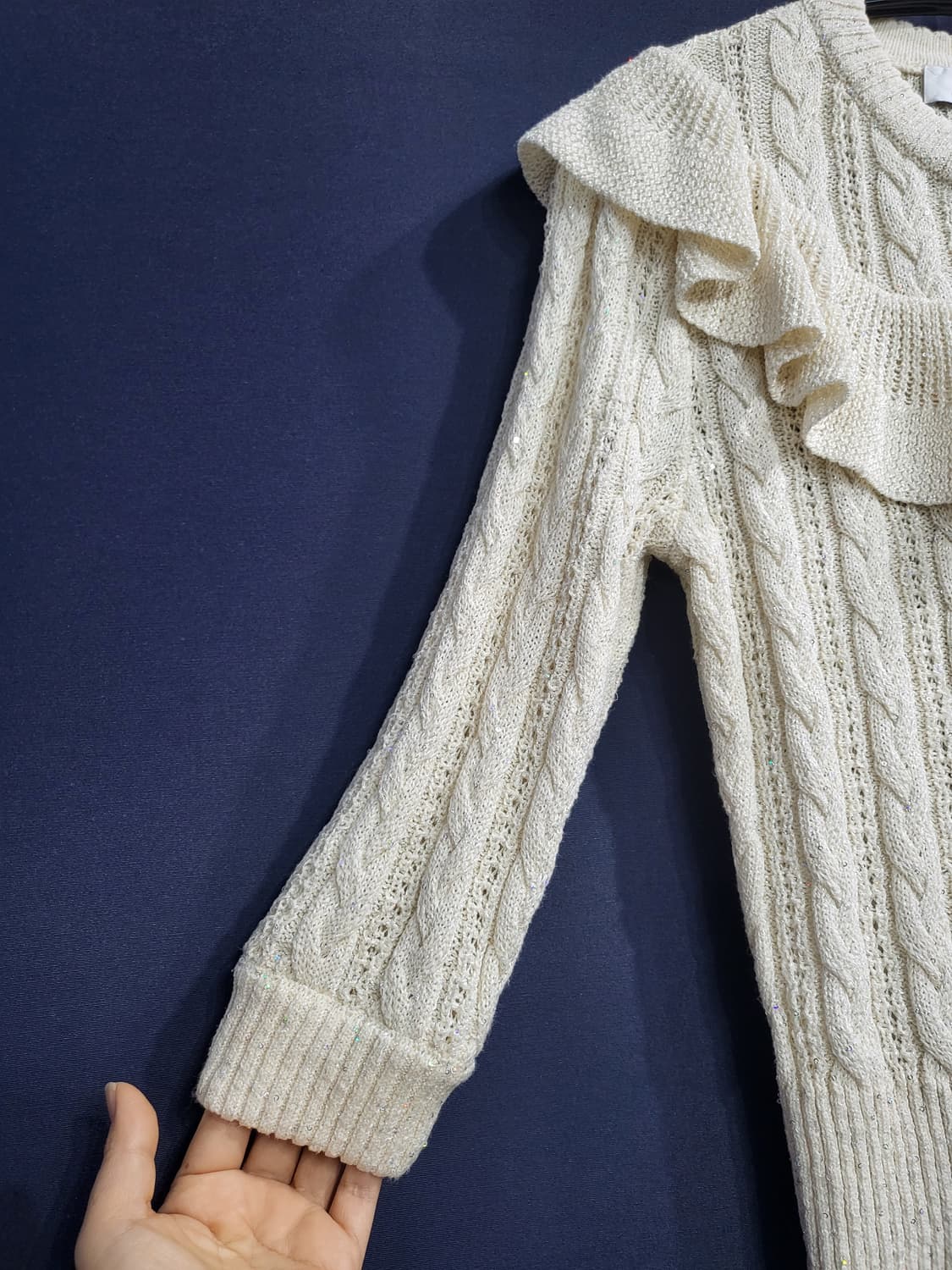 한섬 오브제 시퀸 프릴 니트탑 상품이미지6