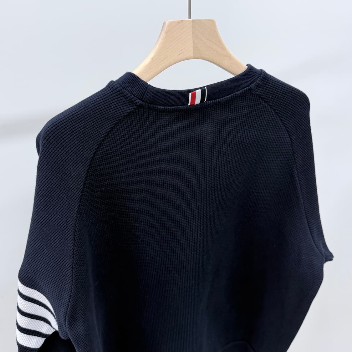 [S+급/5] 톰브라운 사선완장 와플 맨투맨 네이비 상품이미지6