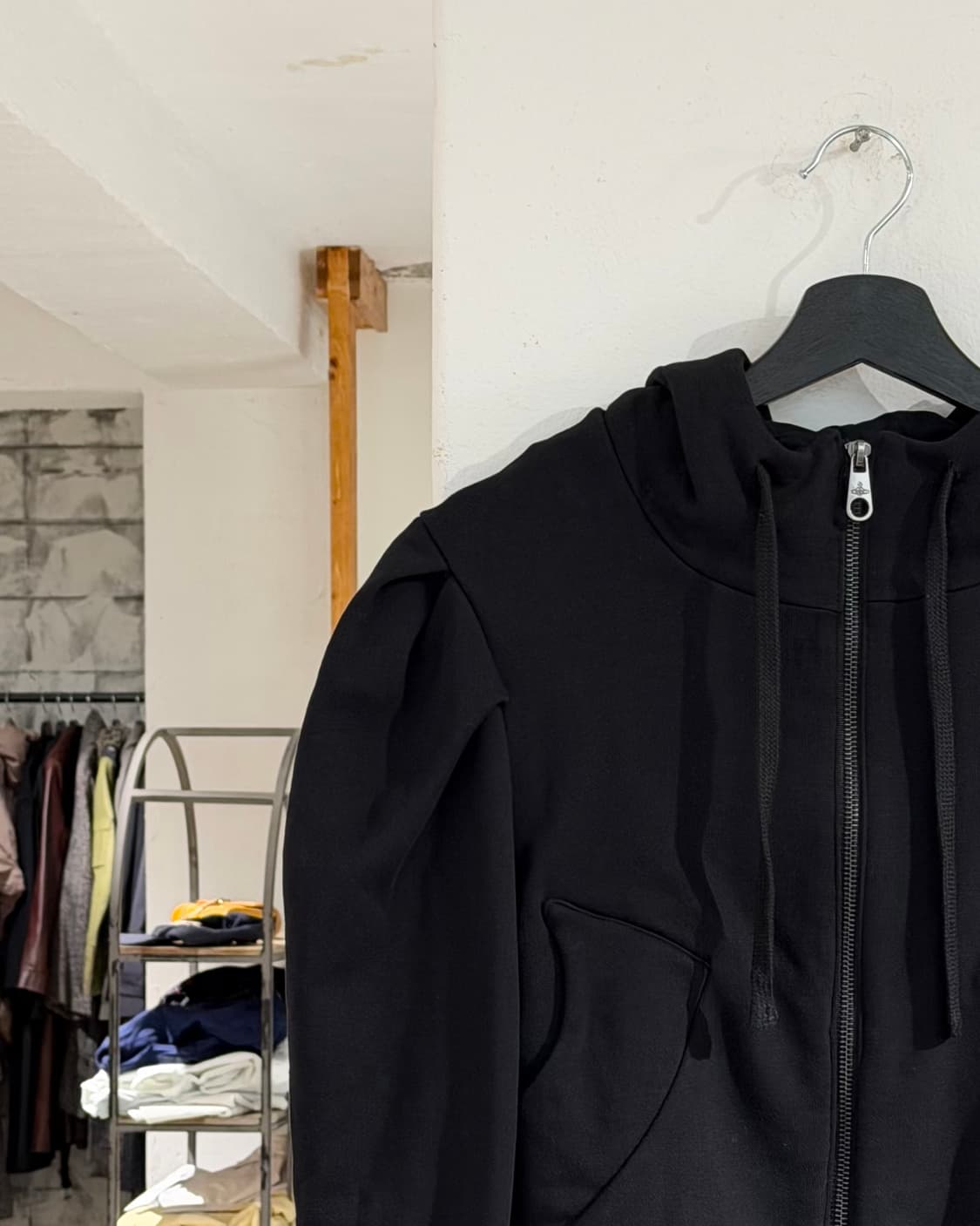 비비안웨스트우드 블랙 orb 크롭 래글런 퍼프슬리브 후디 집업 상품이미지2