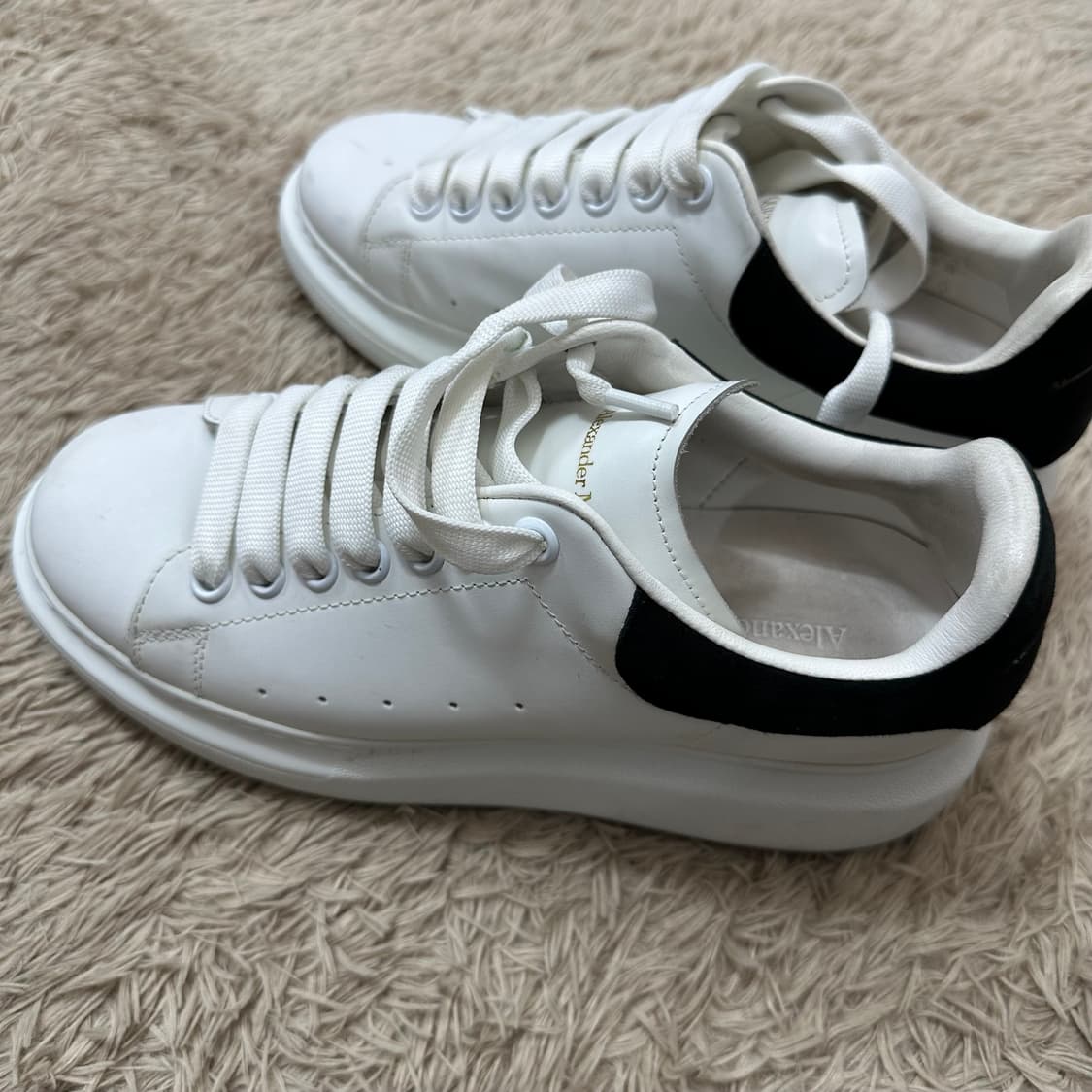 알렉산더맥퀸 오버솔 스웨이드 스니커즈 상품이미지4