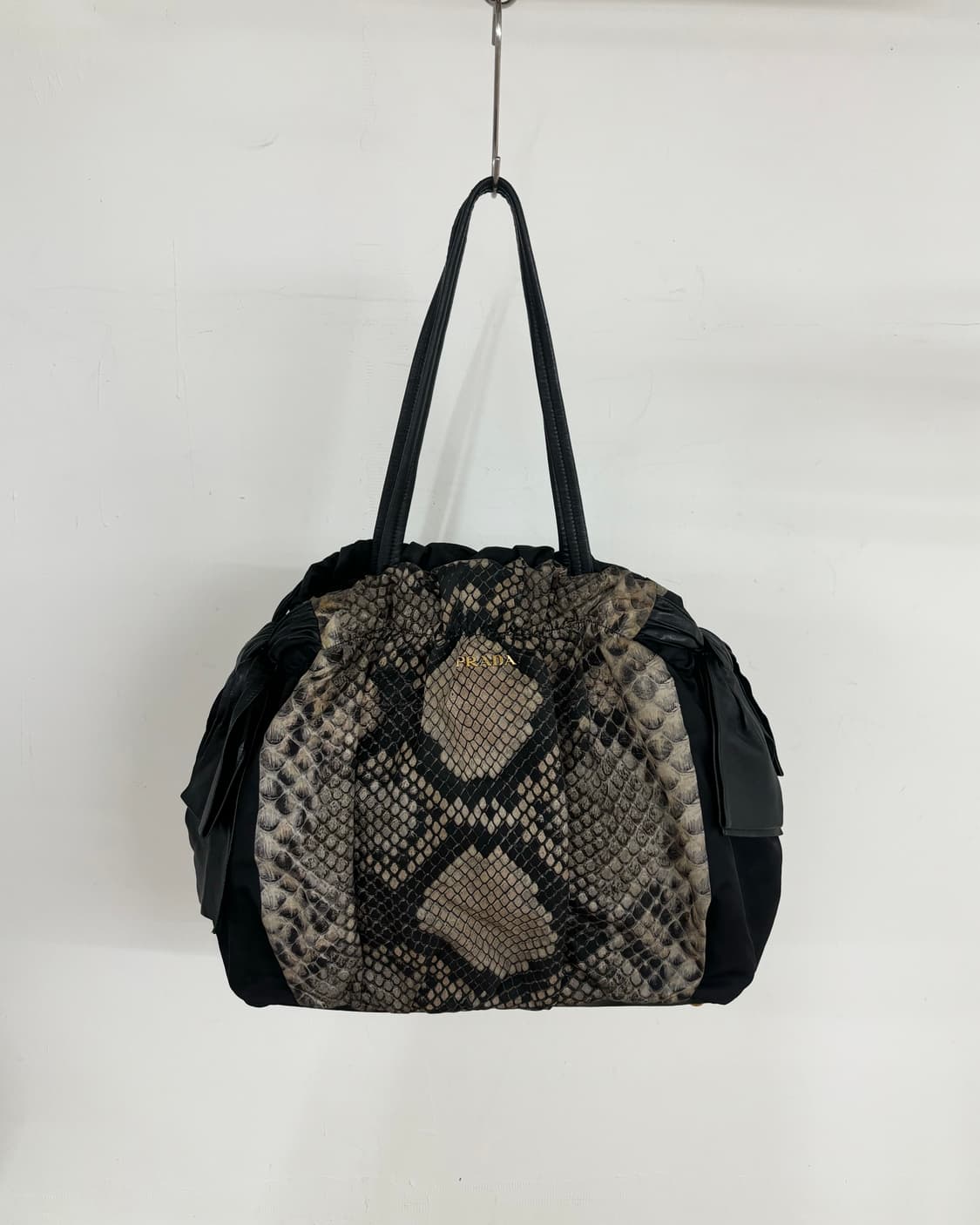 프라다 파이톤 프린트 테슈토 보우 사첼백 상품이미지2