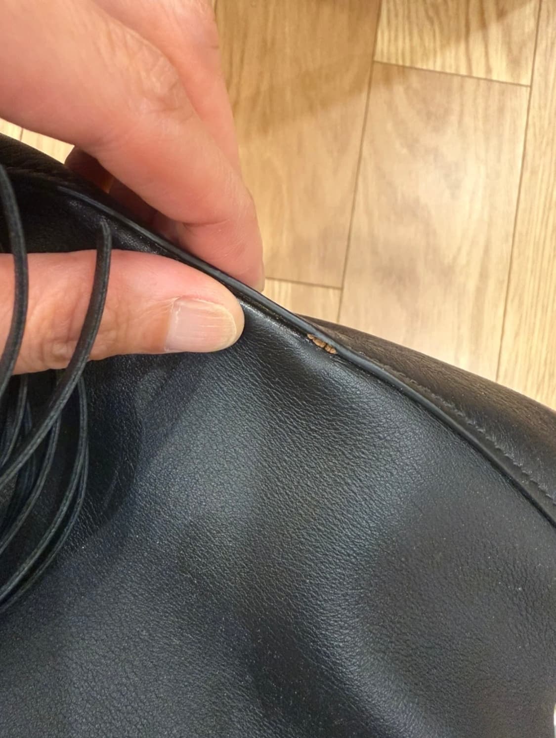 프라다 BR5069 블랙 레더 버킷 테슬 토트백 상품이미지10