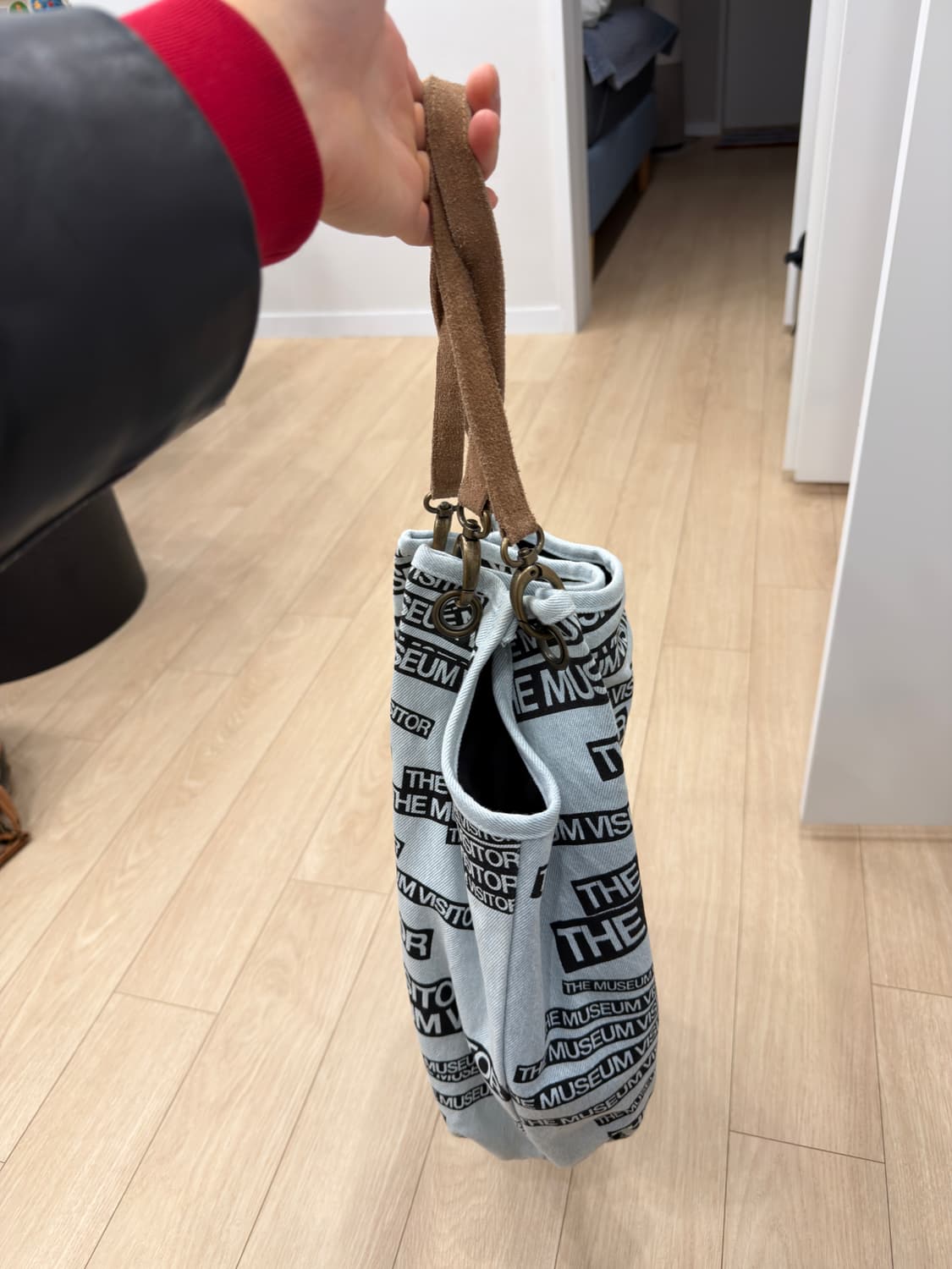 The Museum Visitor 로고 프린트 토트백 상품이미지4