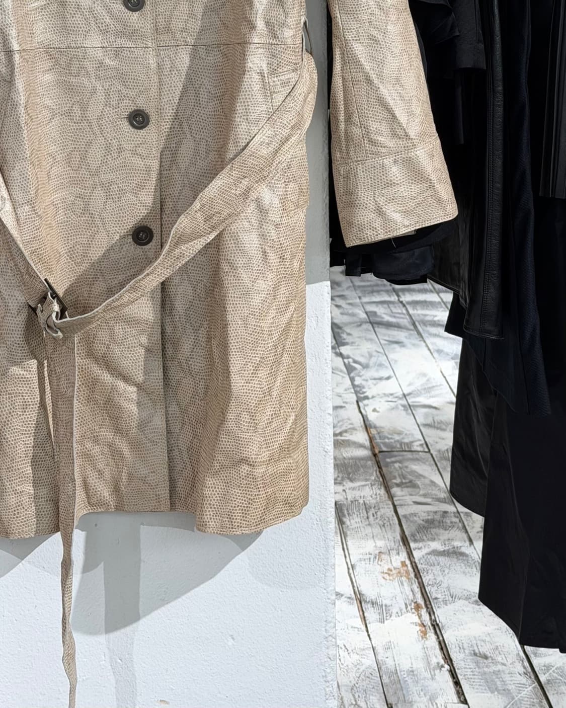 랑방 베이지 램스킨 레더 스네이크 패턴 벨트 트렌치 코트 상품이미지6