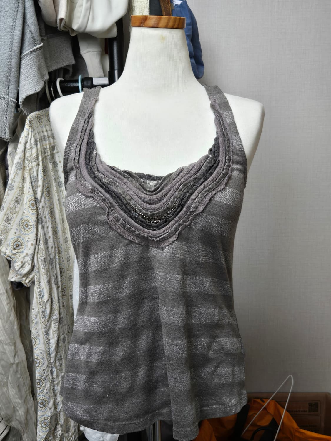 글리터 큐빅 디테일 빈티지 스트라이프 나시 슬리브리스  상품이미지4