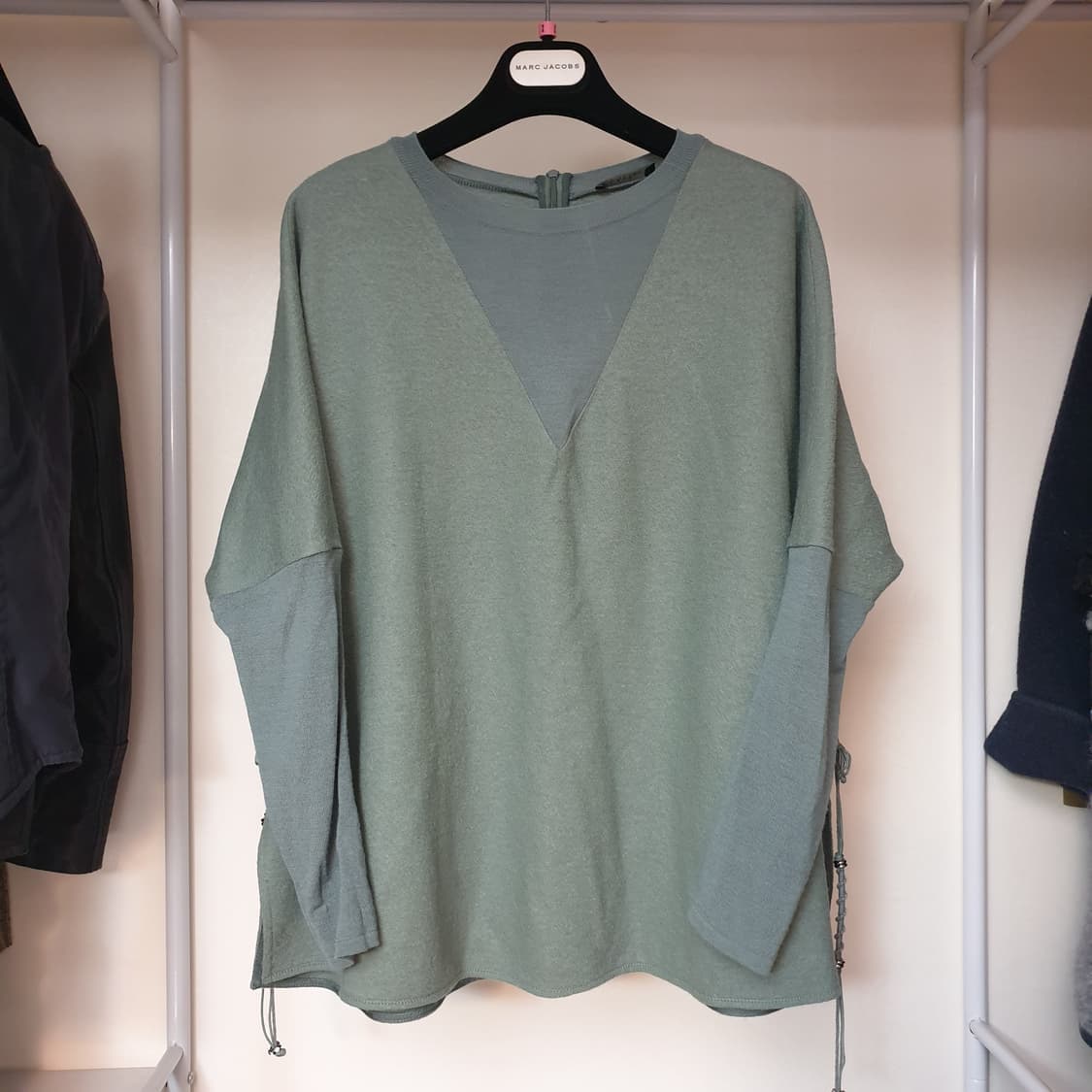 한섬 LATT 래트 투톤 텍스쳐블록 마크라메스트링 스웨터 타임 마인 랑방 상품이미지3