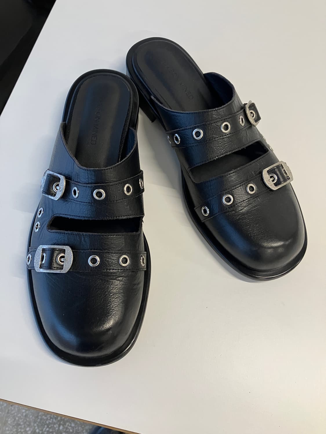 메종미네드 스트랩 레더 뮬  상품이미지1