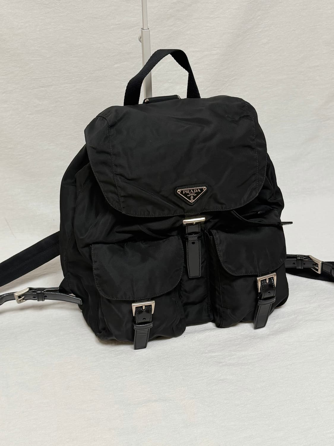 정품 프라다 포코노 나일론 투포켓 미디움 백팩 블랙 상품이미지4