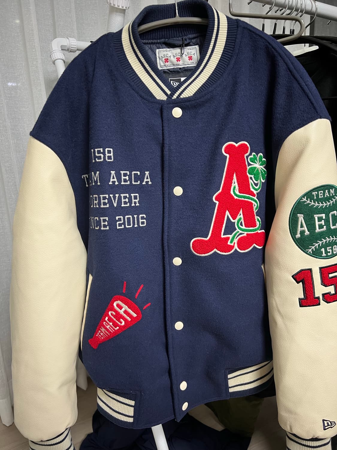 뉴에라 에이카 화이트 바시티 자켓 팝니다 상품이미지1