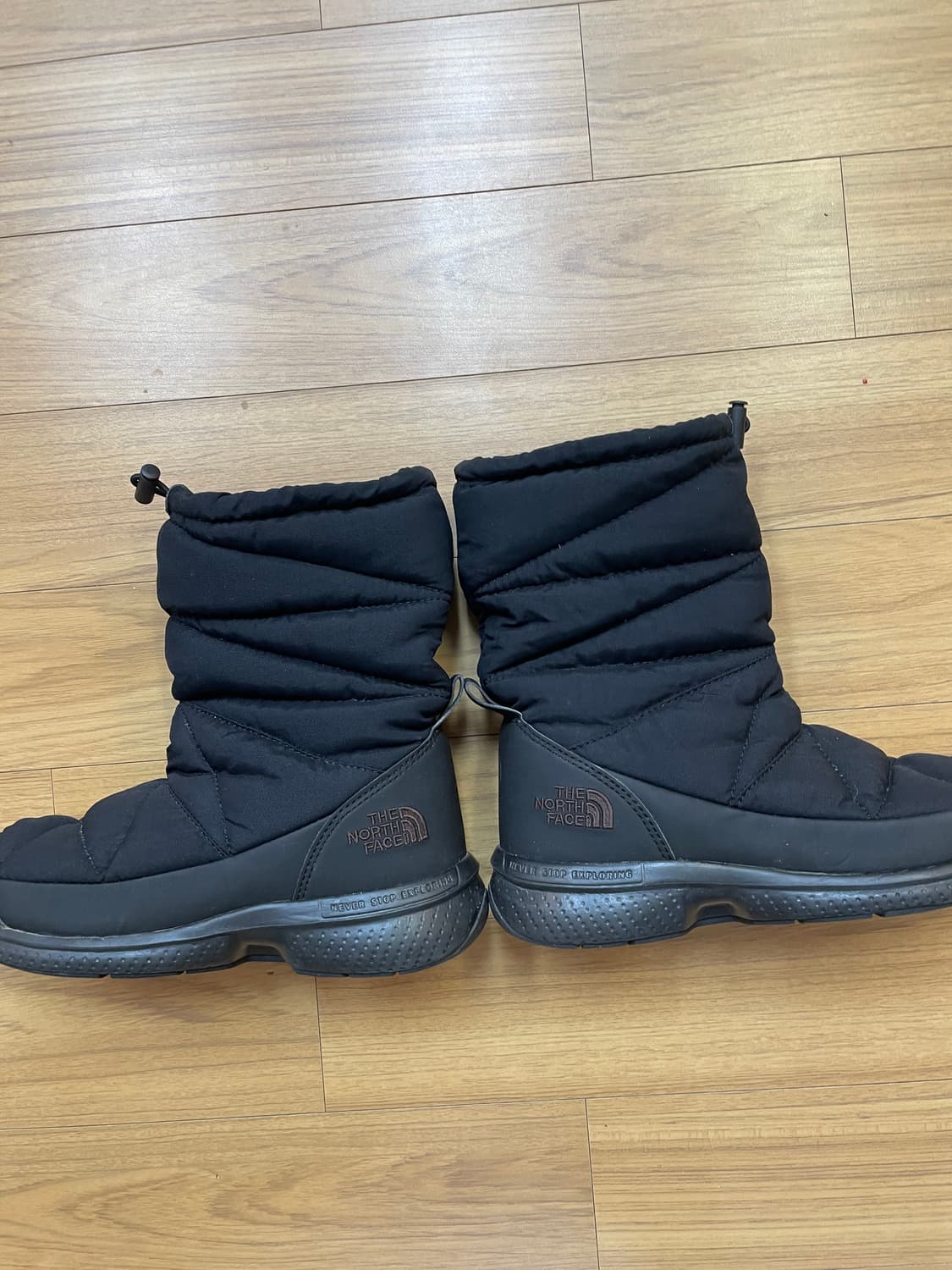 노스페이스 퀼팅 방한 부츠 블랙 색상입니다. 사이즈는 230mm입니다.  상품이미지2