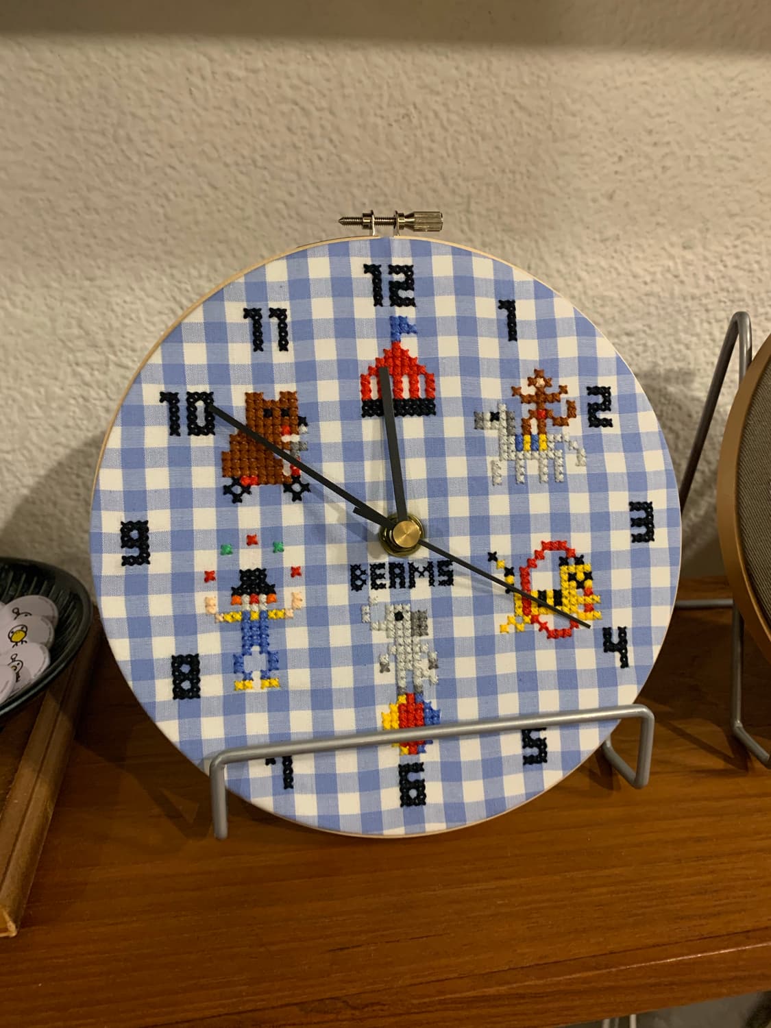빔즈 서커스 체크 자수 벽걸이 시계 상품이미지1