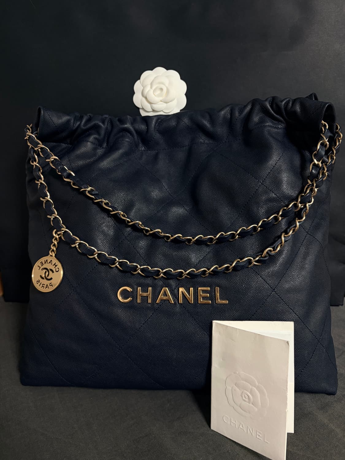 샤넬 22백 캐비어 다크네이비 미디움 상품이미지1