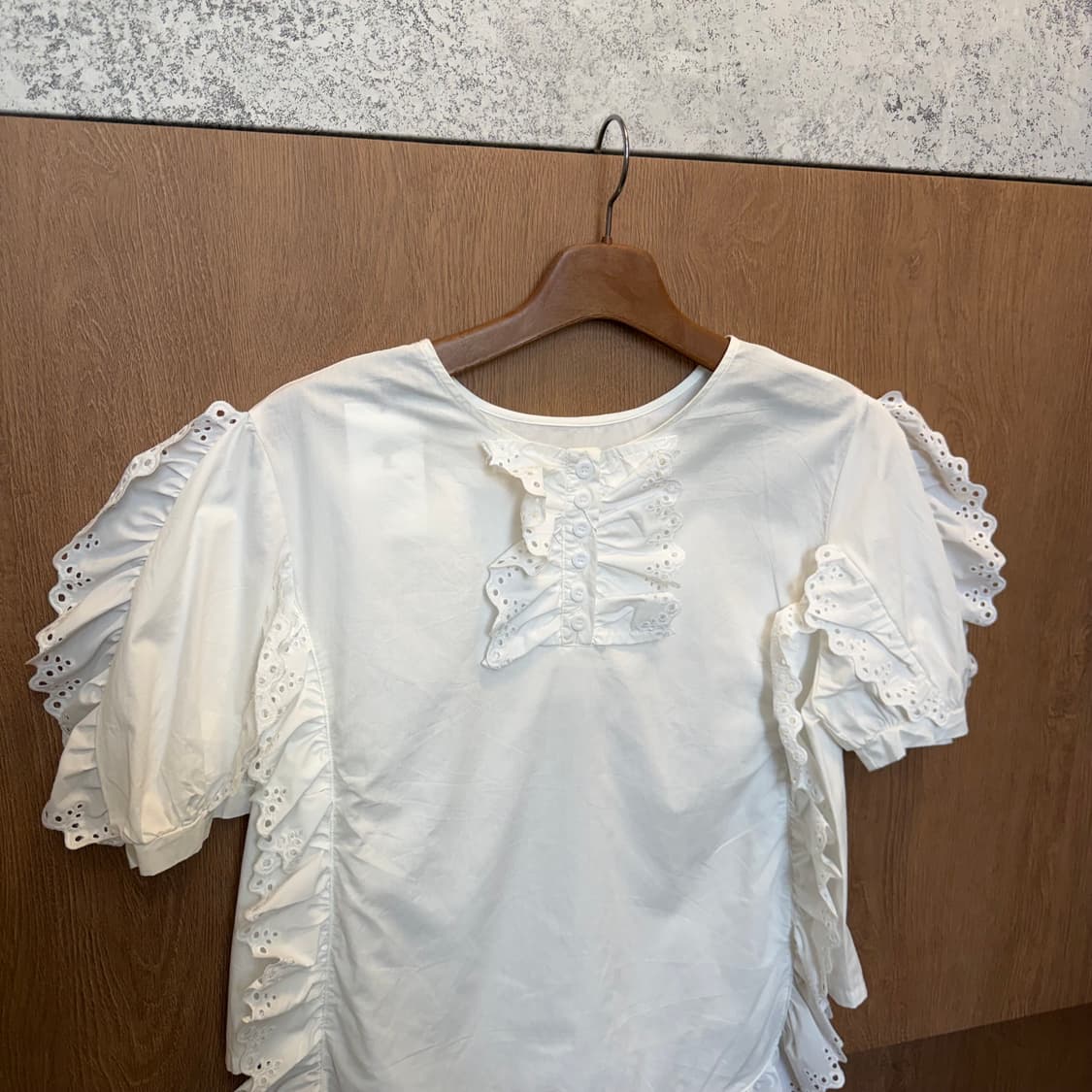 빈티지 반팔 블라우스 펀칭 레이스 프릴 퍼프 소매 디테일 화이트 상품이미지3
