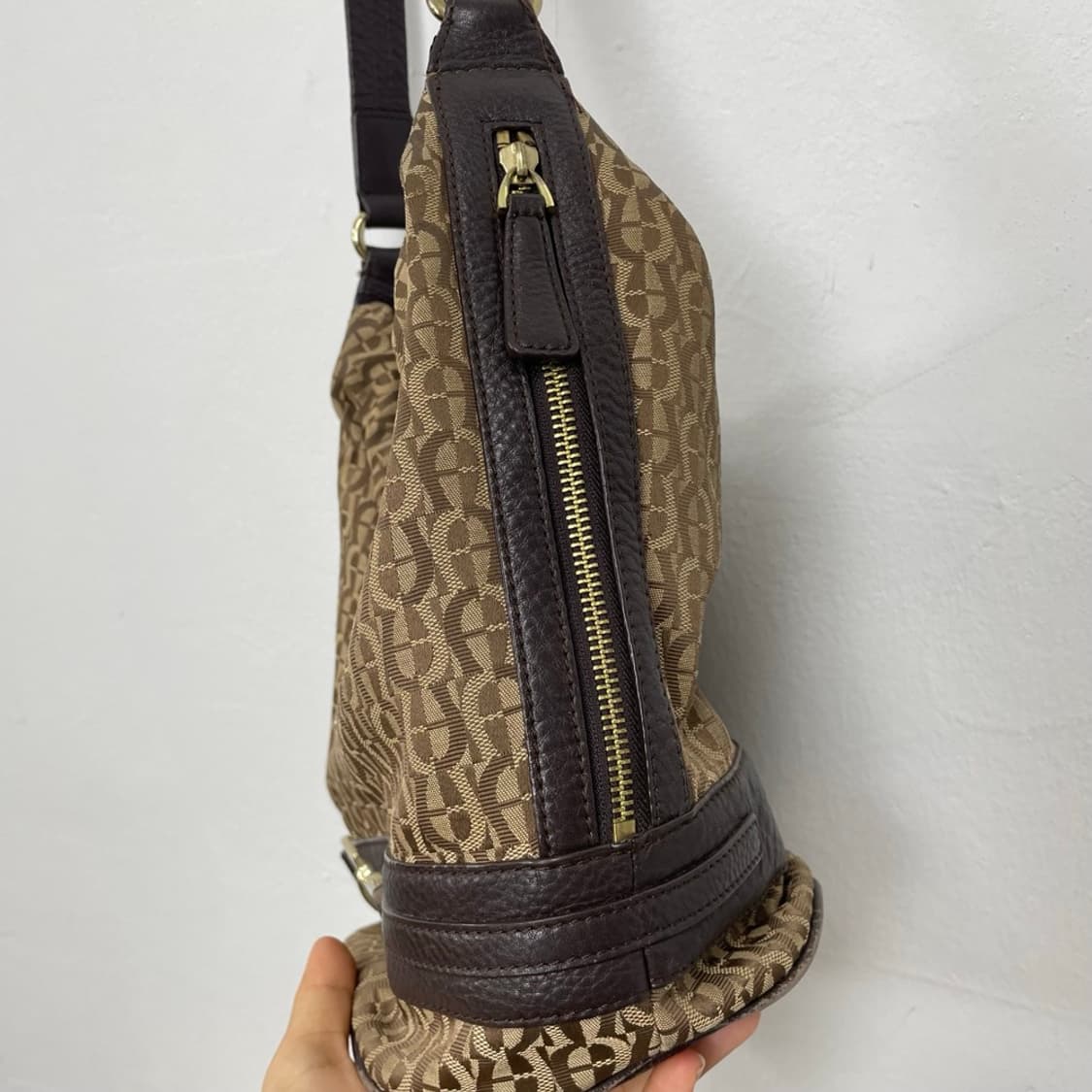 아이그너 AIGNER 브라운 모노그램 가죽 호보백 상품이미지5