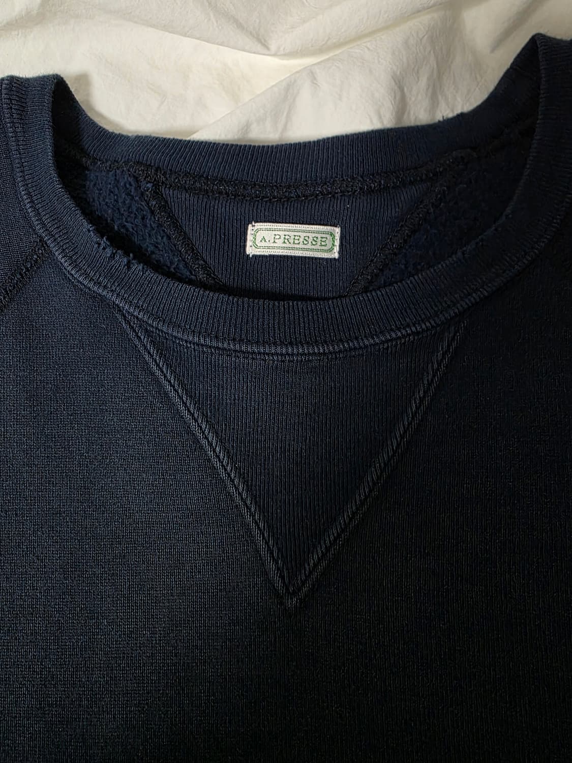 [2] 아프레쎄 25AW 빈티지 더블 브이 스웻셔츠 상품이미지3