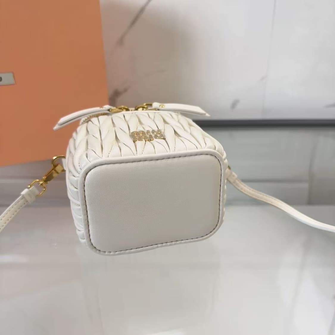 미우 미우 마테라쎄 나파 레더 미니 파우치 알라바스터 상품이미지2