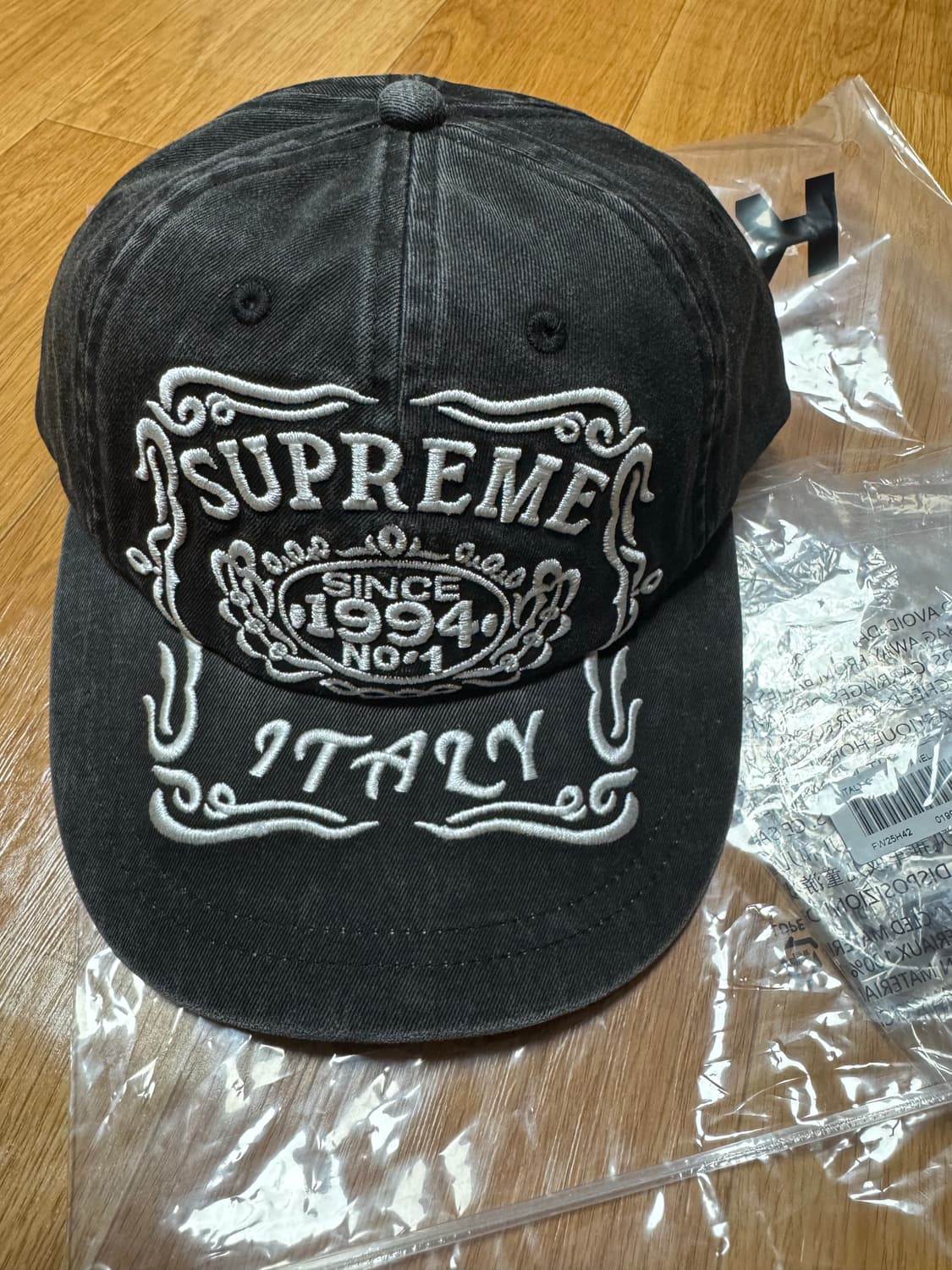 슈프림 이탈리아 6-패널 블랙 - 25FW 상품이미지1