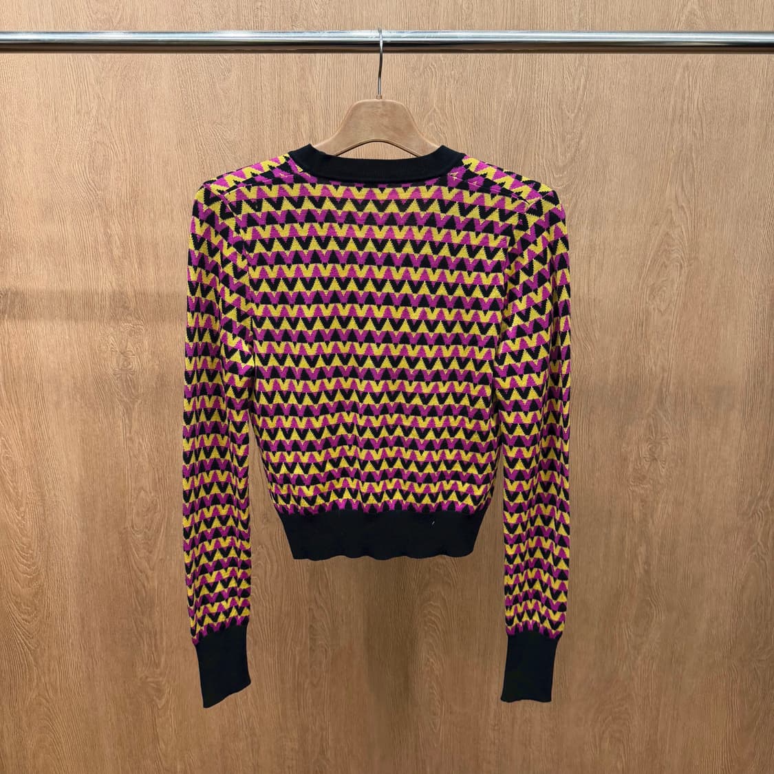 폴스미스 브이넥 니트 가디건 옐로우 지그재그 패턴 배색 버튼 디테일 블랙 상품이미지3